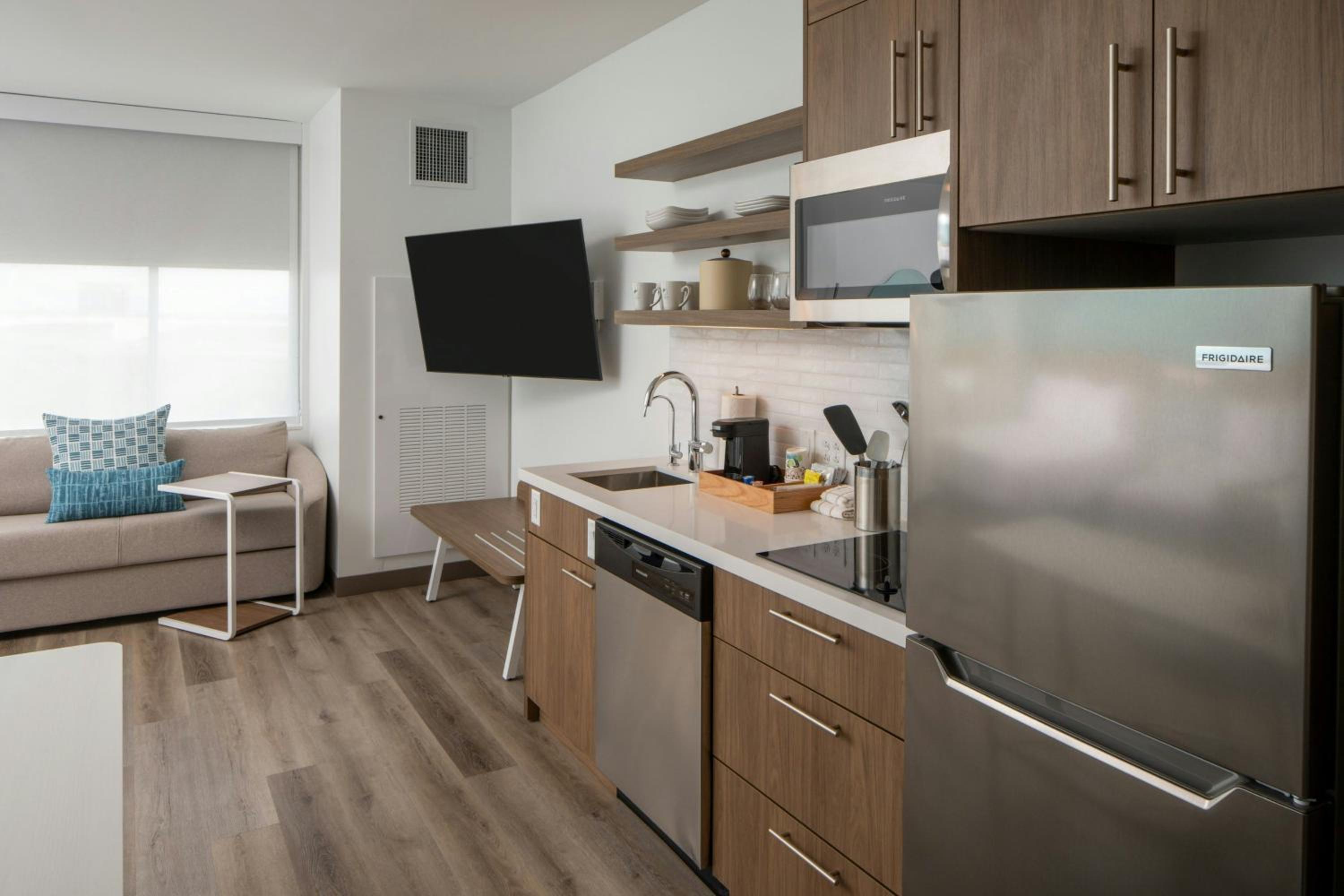 One-Bedroom Queen Wellness Suite with Sofa Bed - Mobility/Hearing Accessible with Tub photo 3