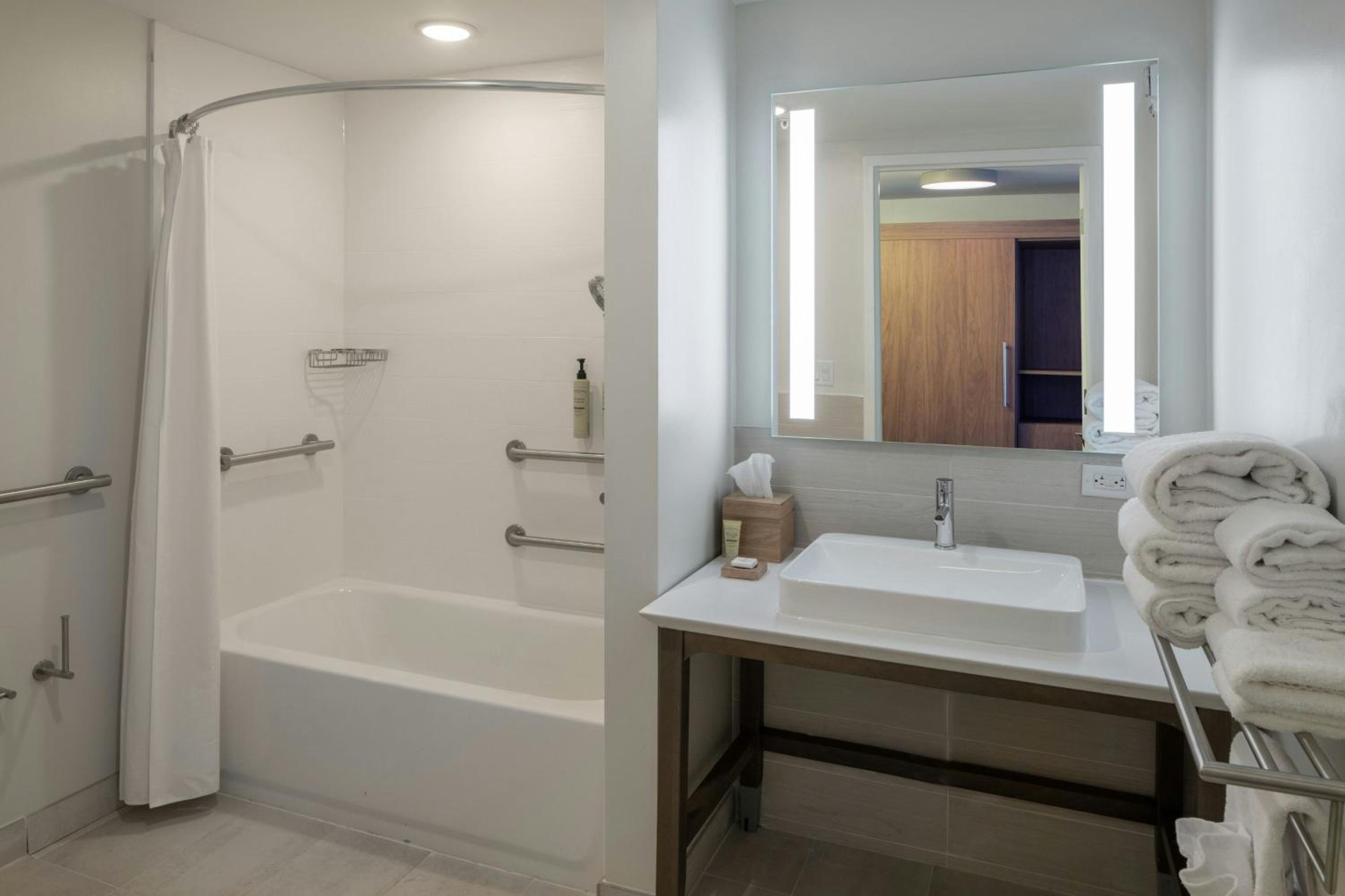 Aloft Queen Room - Mobility/Hearing Accessible with Roll-In Shower photo 2