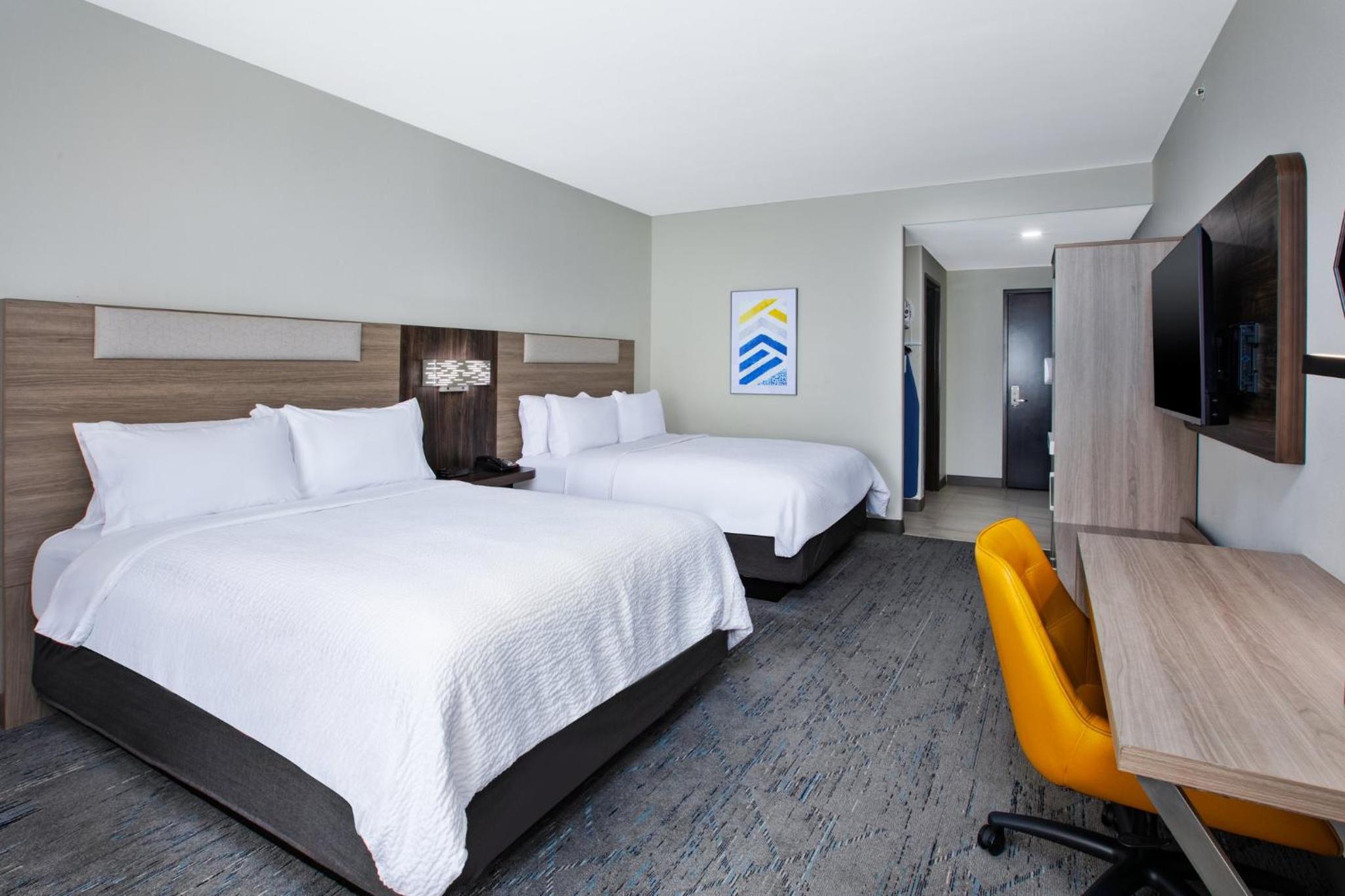 Standard Room with Two Queen Beds photo 2