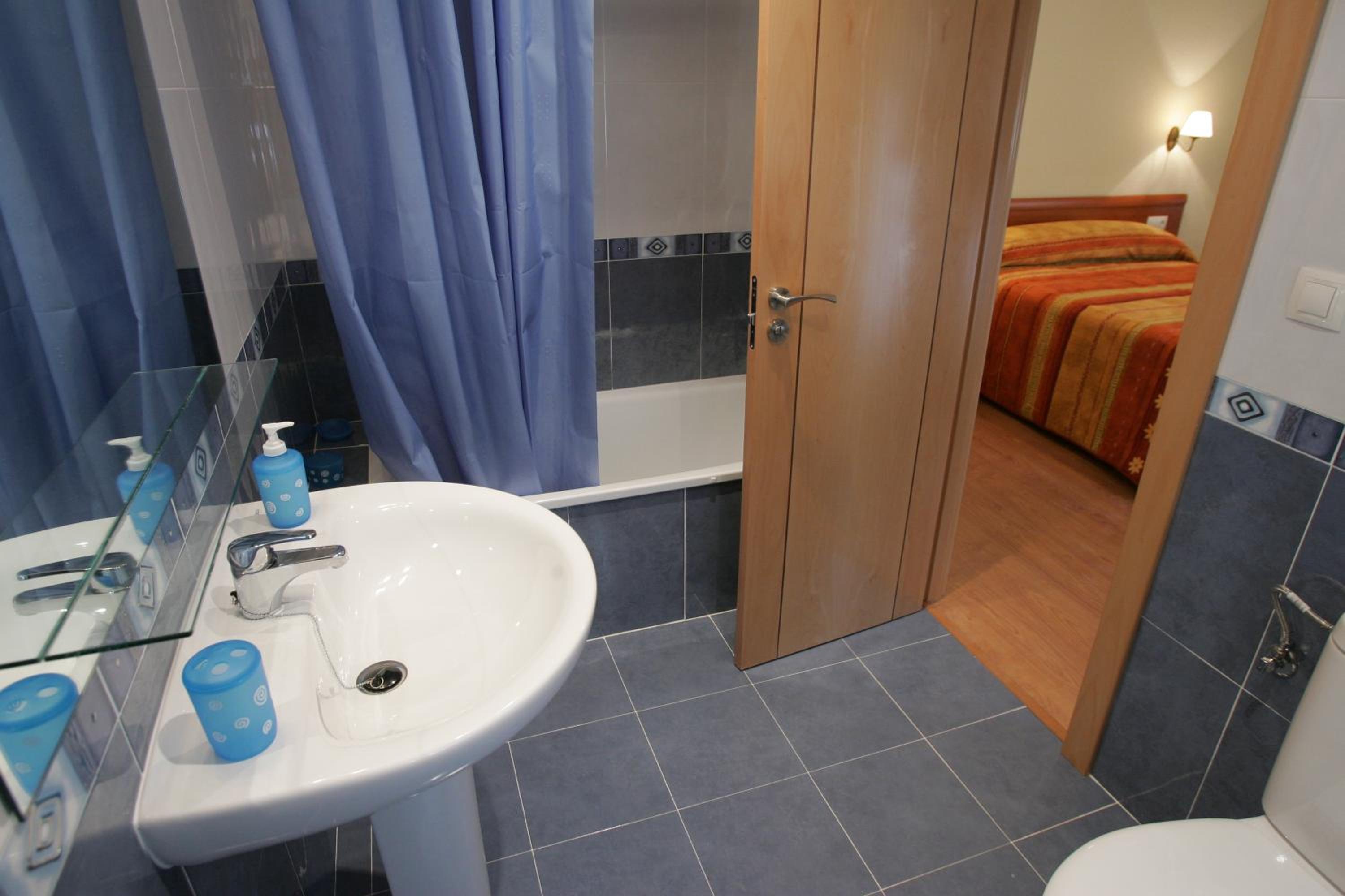 Twin Room - Photo 3