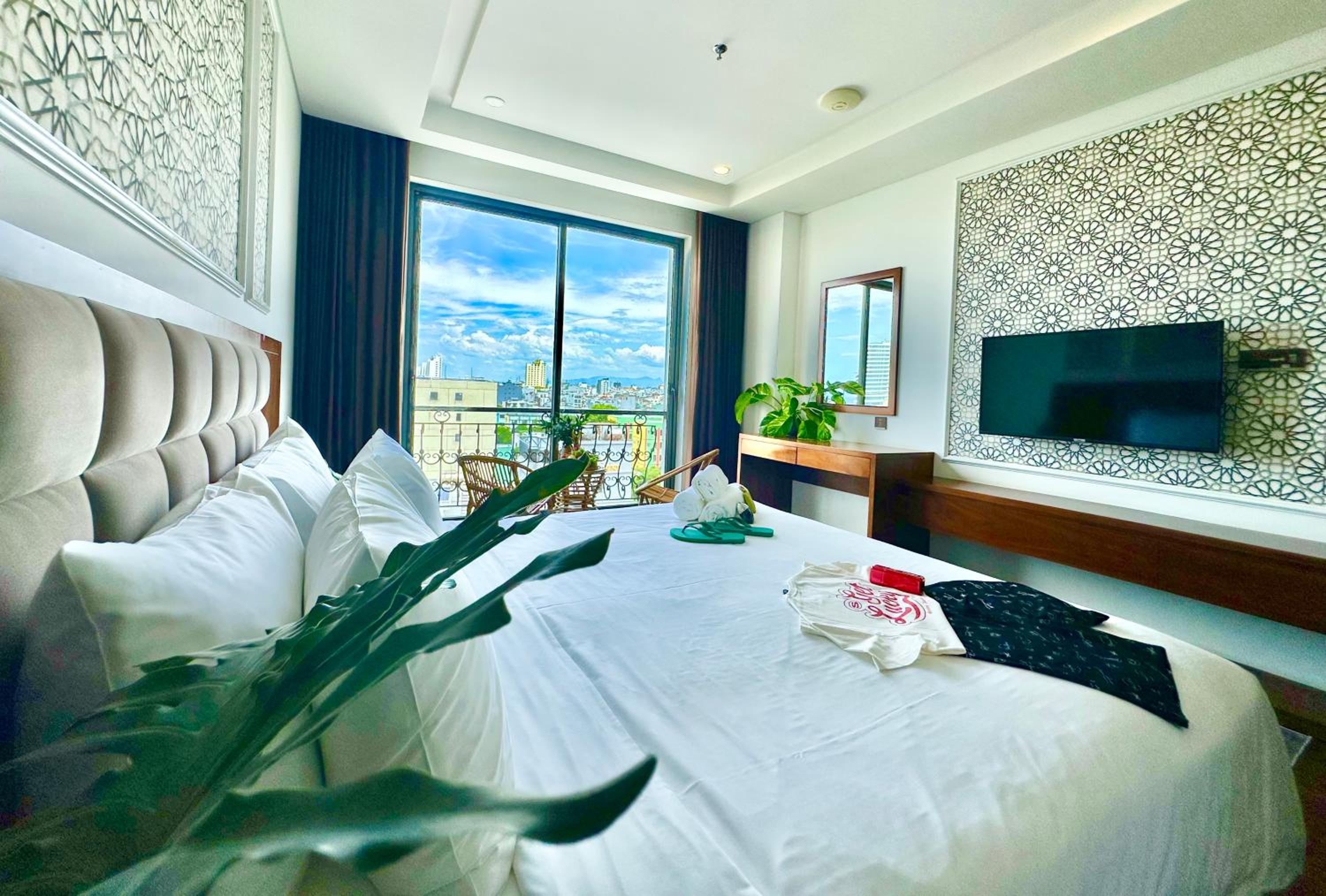 Deluxe Double Room with Balcony - Photo 8