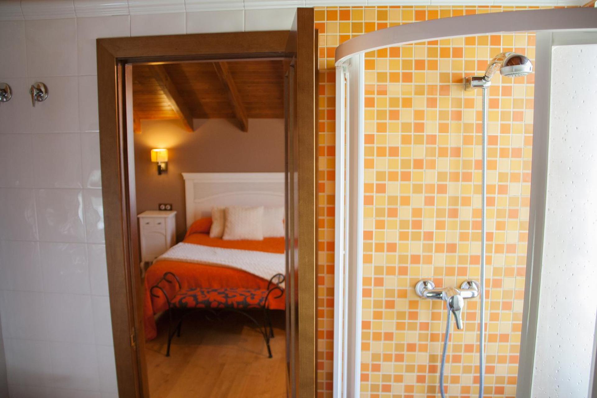 Large Double Room - Photo 7