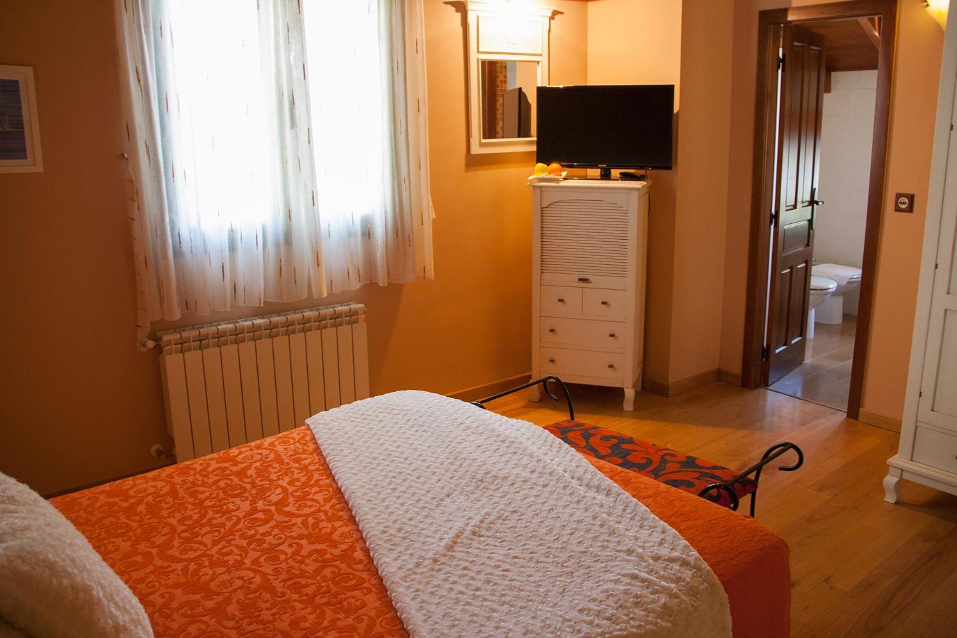 Large Double Room - Photo 8