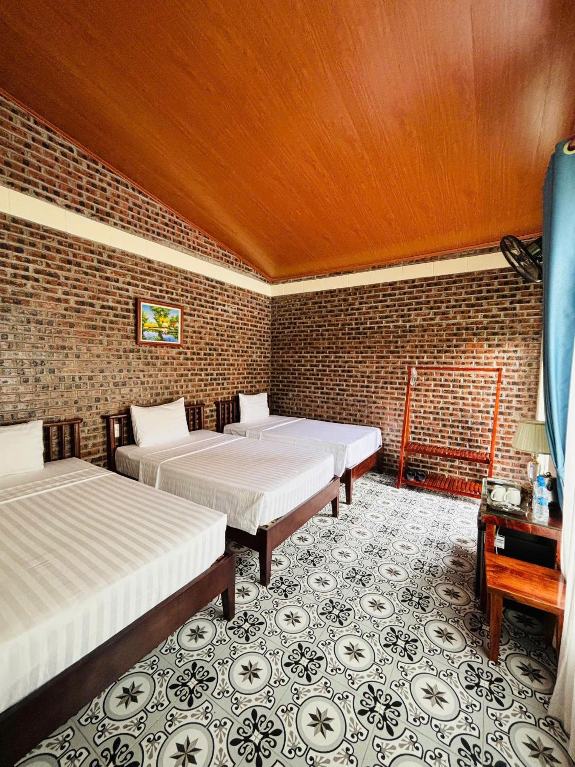 Deluxe Triple Room with Pool View (1 King Bed and 1 Single Bed) photo 1