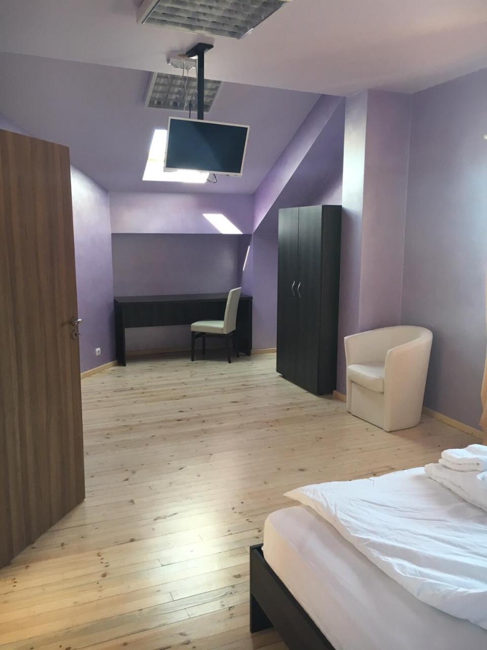 Queen Room with Shared Bathroom photo 2