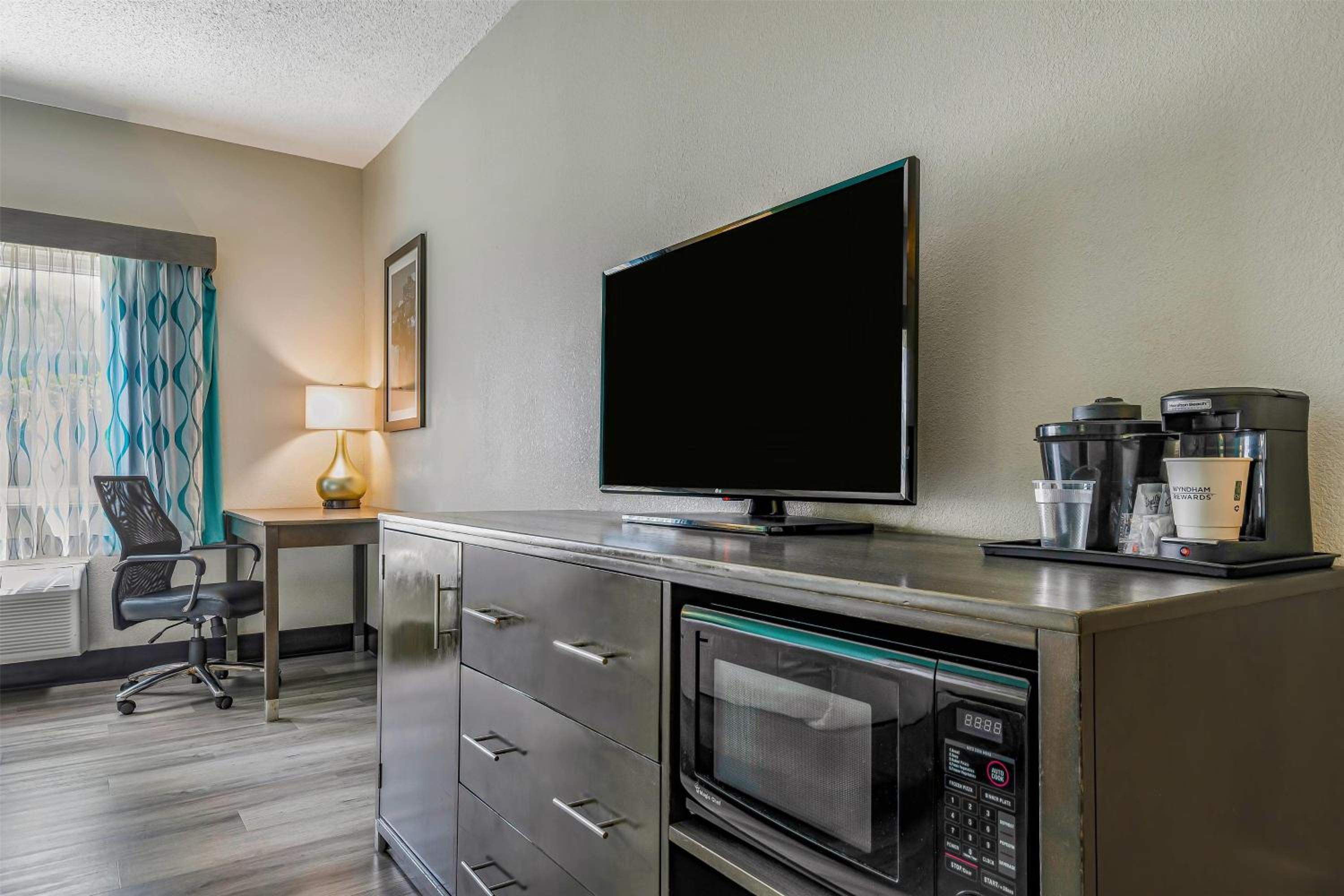 Queen Room with Two Queen Beds - Mobility/Hearing Accessible - Non-Smoking - Photo 2
