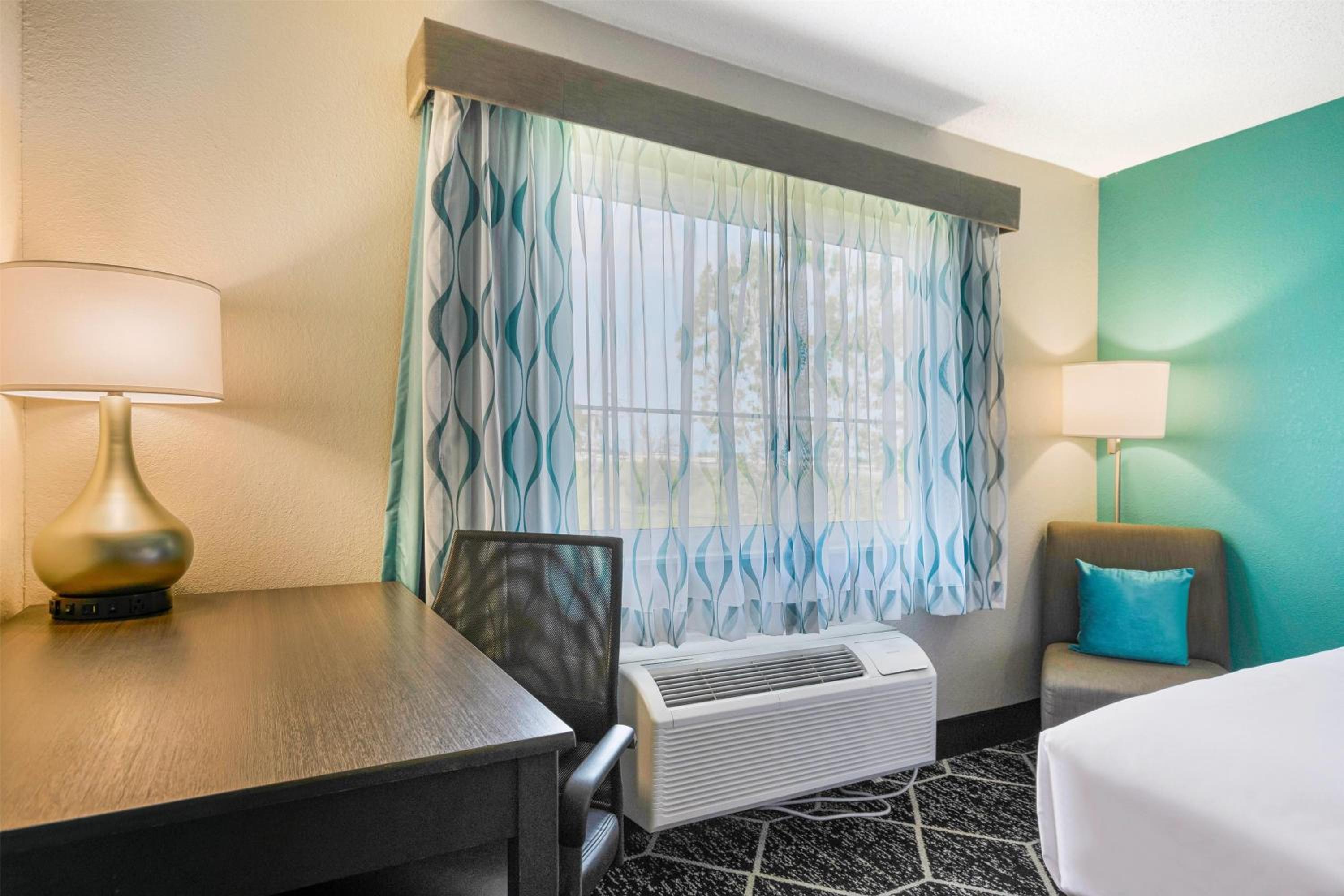 Queen Room with Two Queen Beds - Photo 3