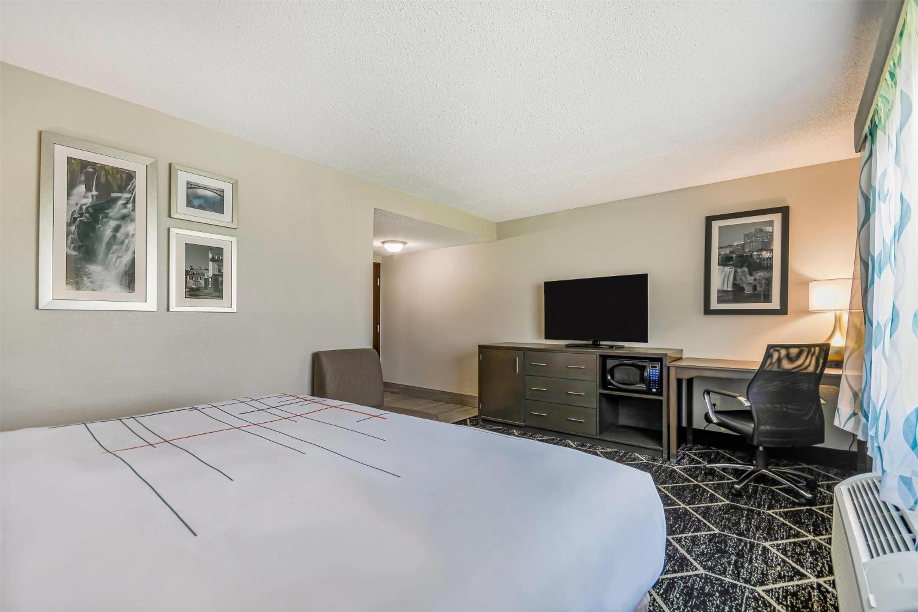 King Room - Non-Smoking - Photo 2