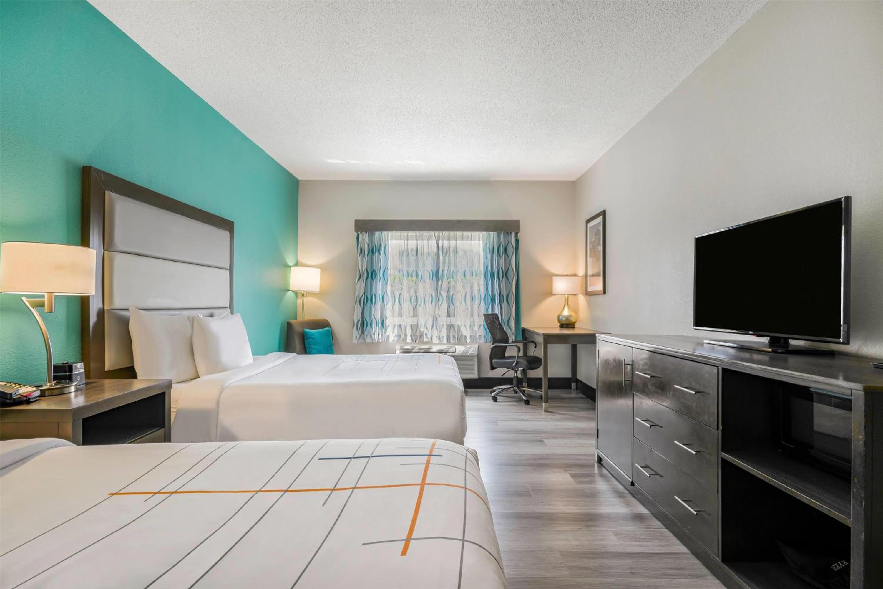 Queen Room with Two Queen Beds - Mobility/Hearing Accessible - Non-Smoking - Photo 4