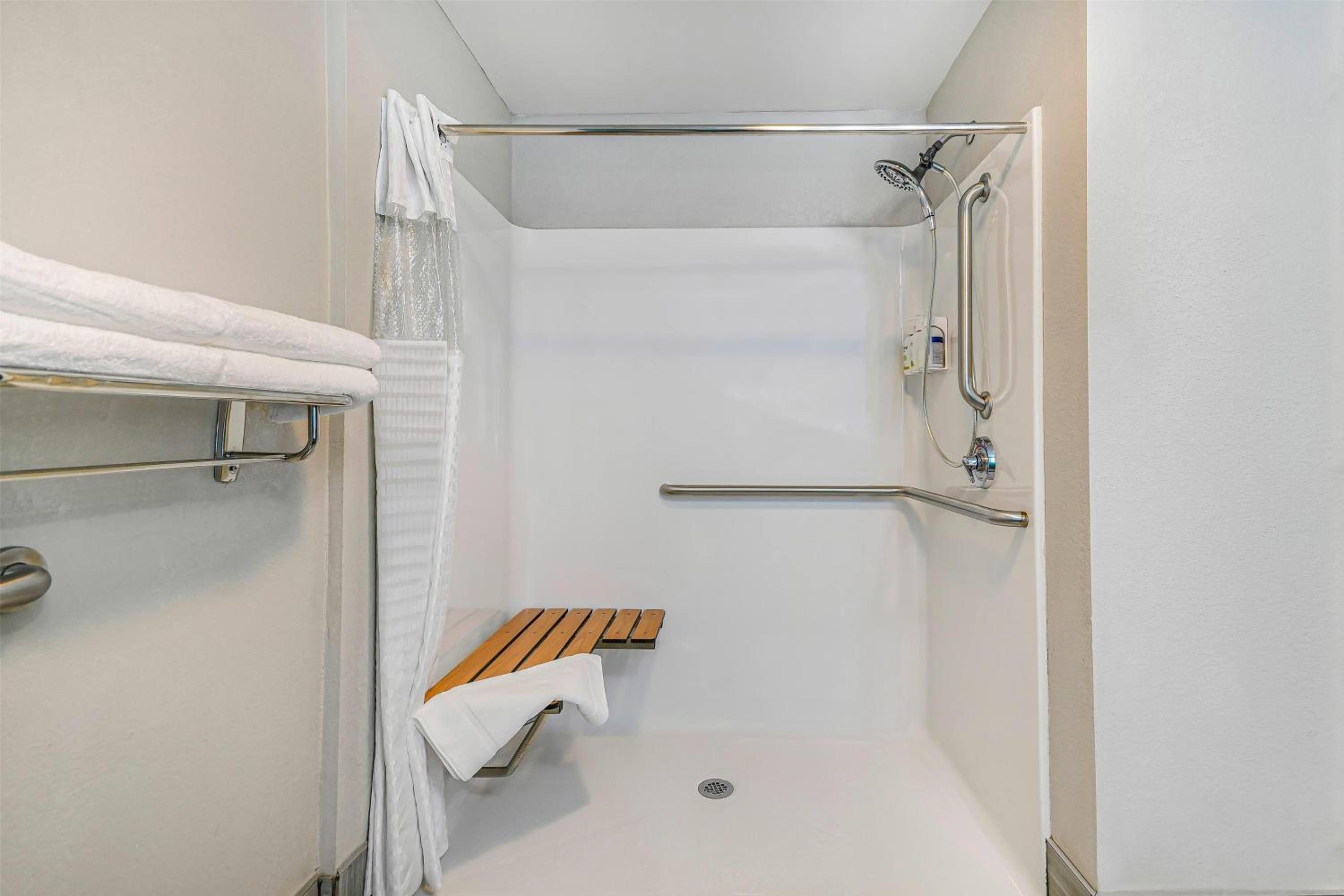 Queen Room with Two Queen Beds - Mobility/Hearing Accessible - Non-Smoking - Photo 6