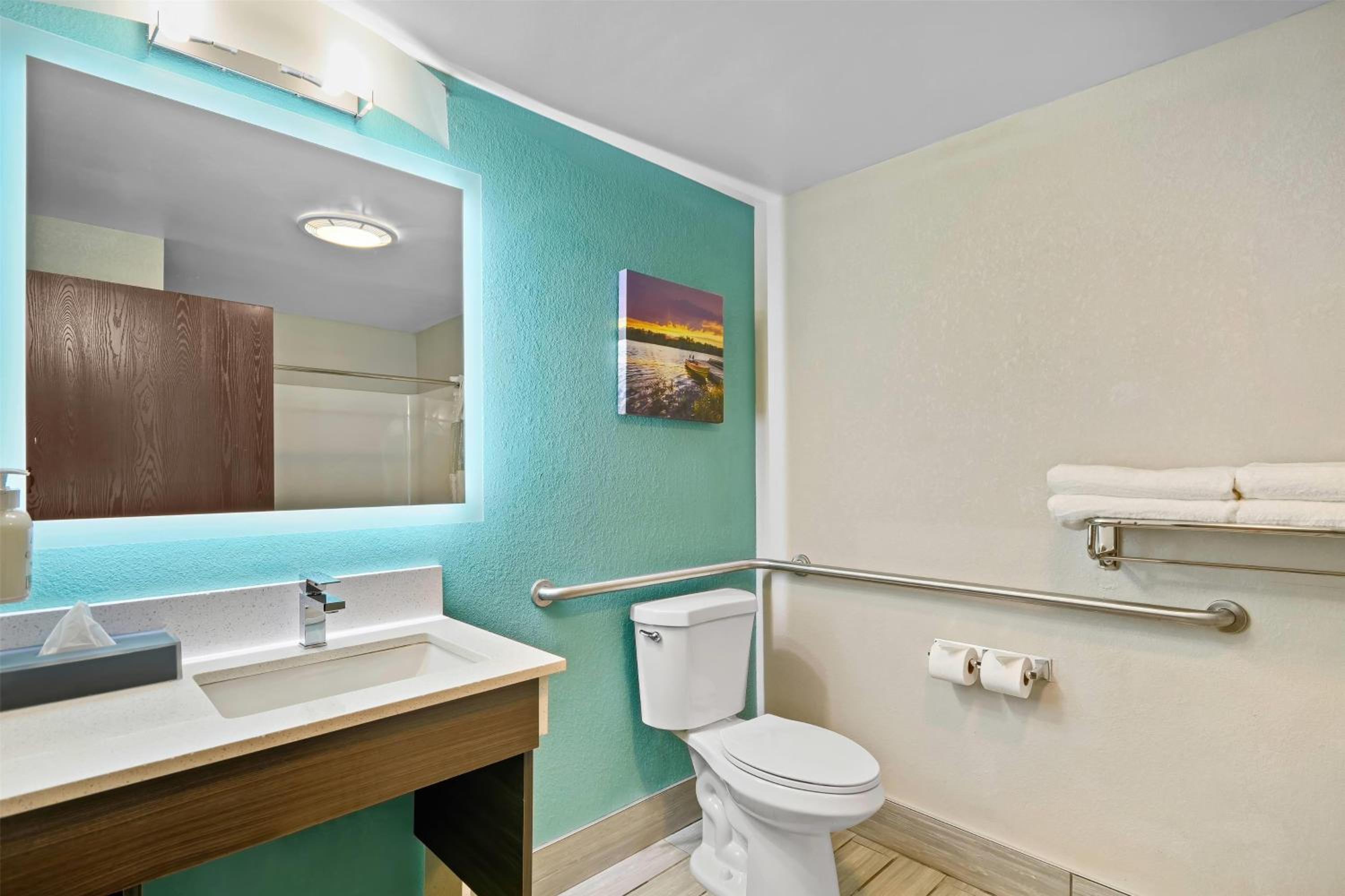 Queen Room with Two Queen Beds - Mobility/Hearing Accessible - Non-Smoking - Photo 5