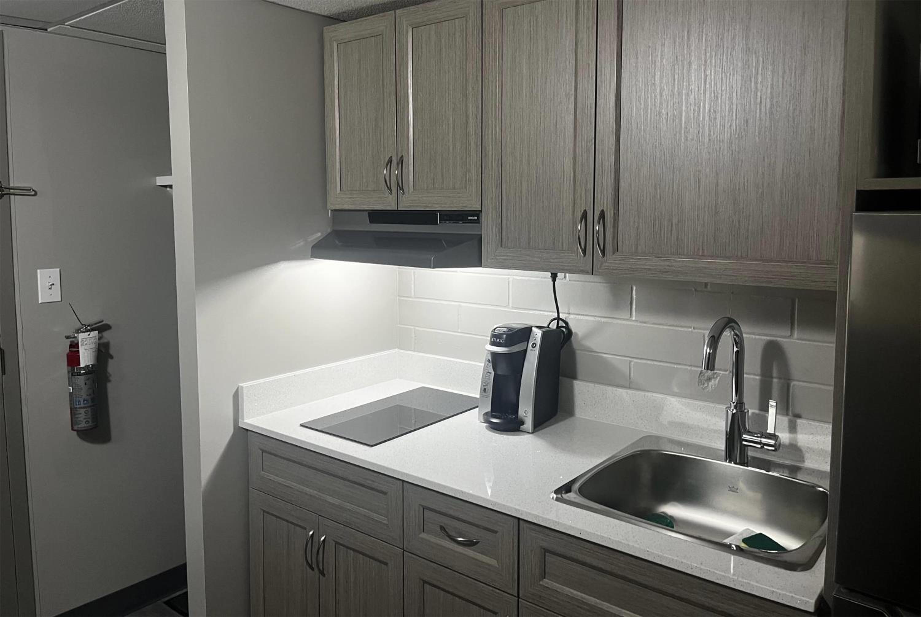 Deluxe King Room with Full Kitchen - Ground Floor/Smoking - Photo 1