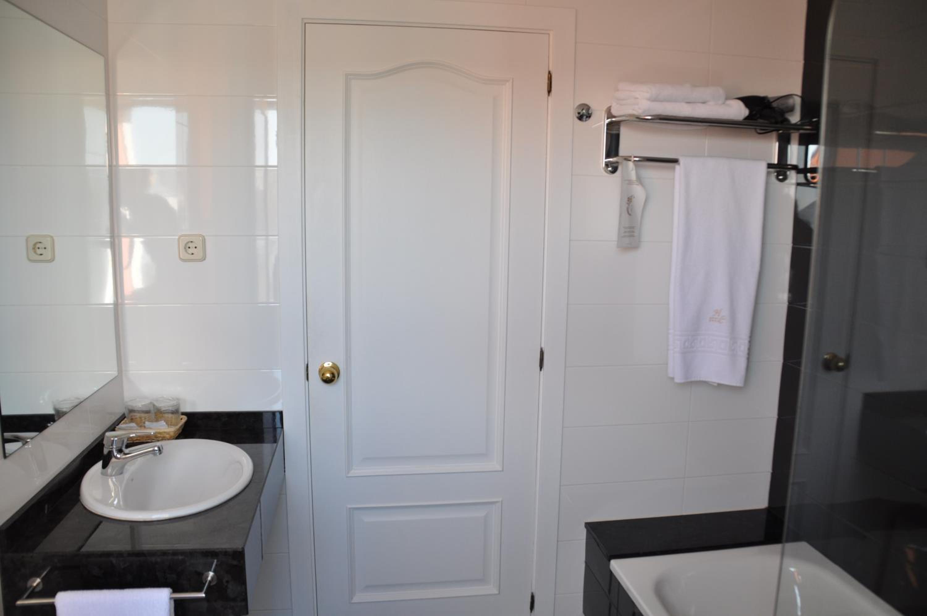 Double or Twin Room - Photo 7