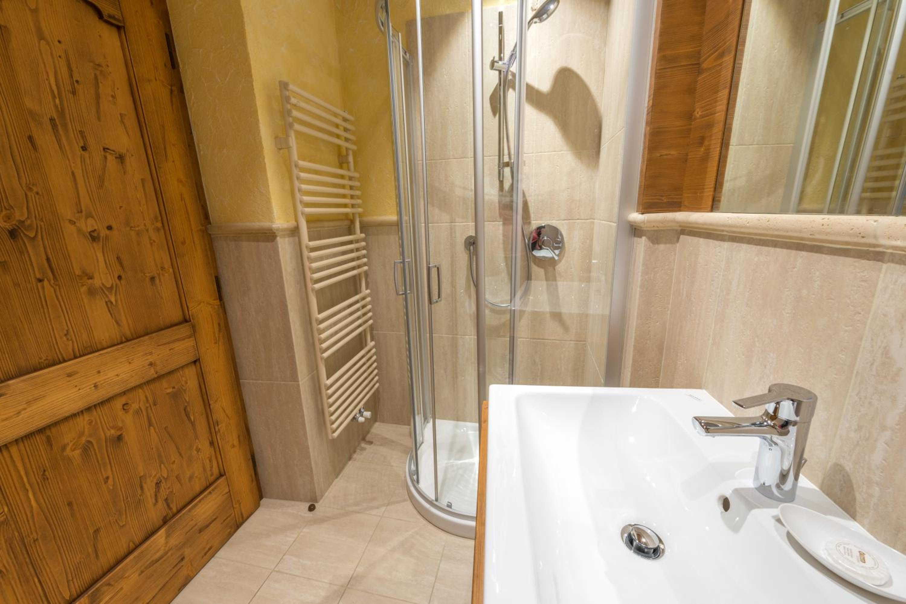 Double or Twin Room with Bathroom - Photo 13