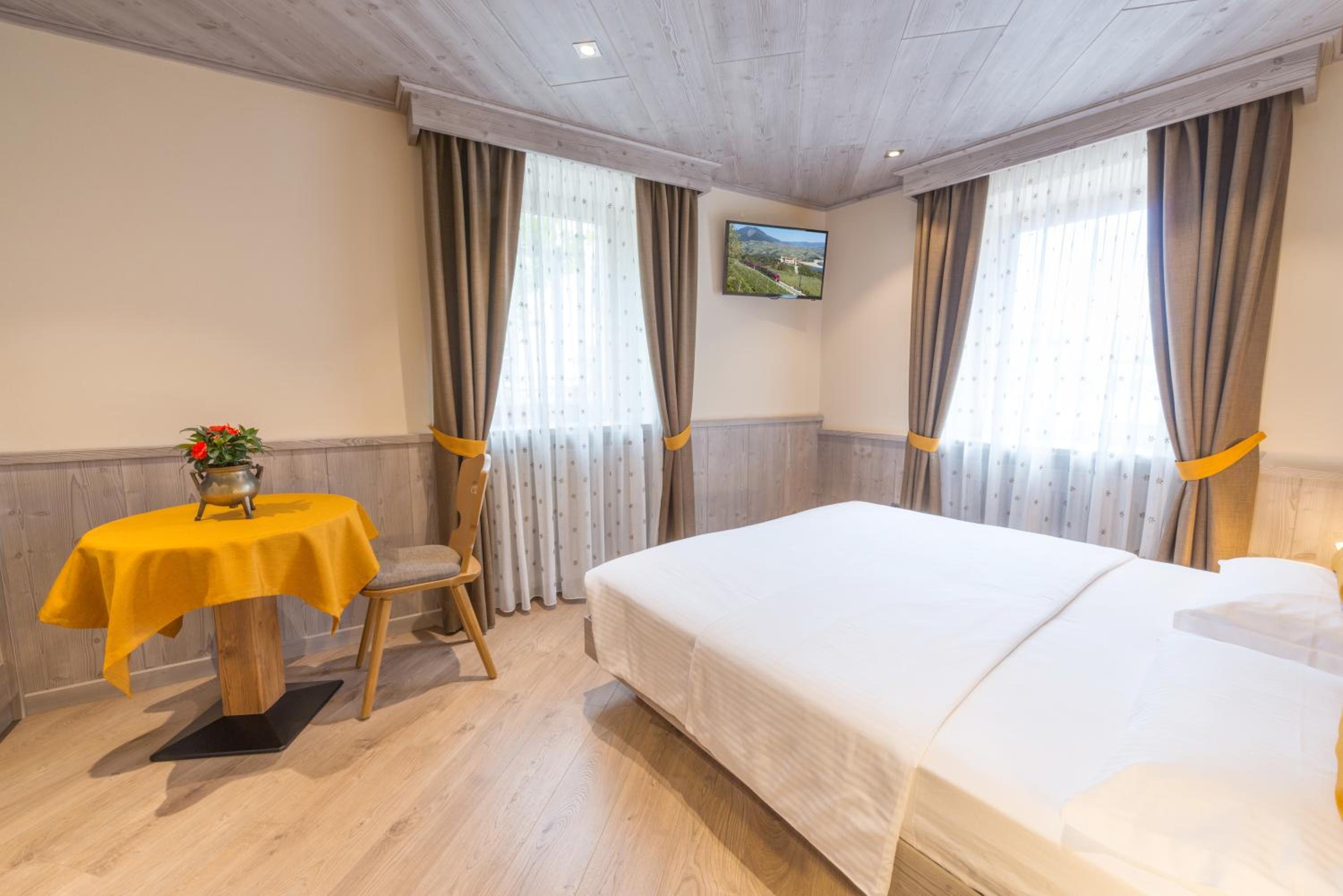 Double or Twin Room with Bathroom - Photo 2