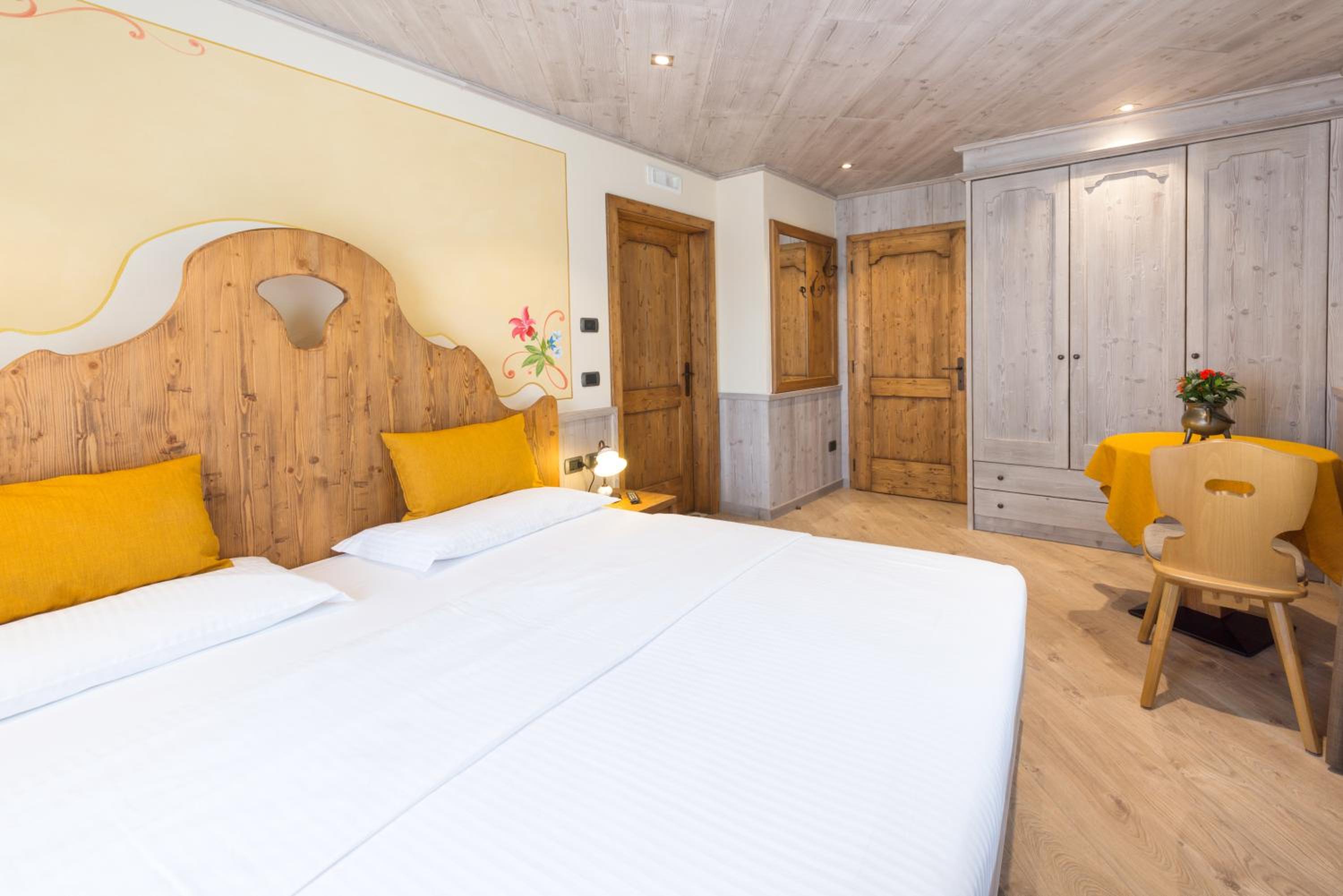 Double or Twin Room with Bathroom - Photo 3