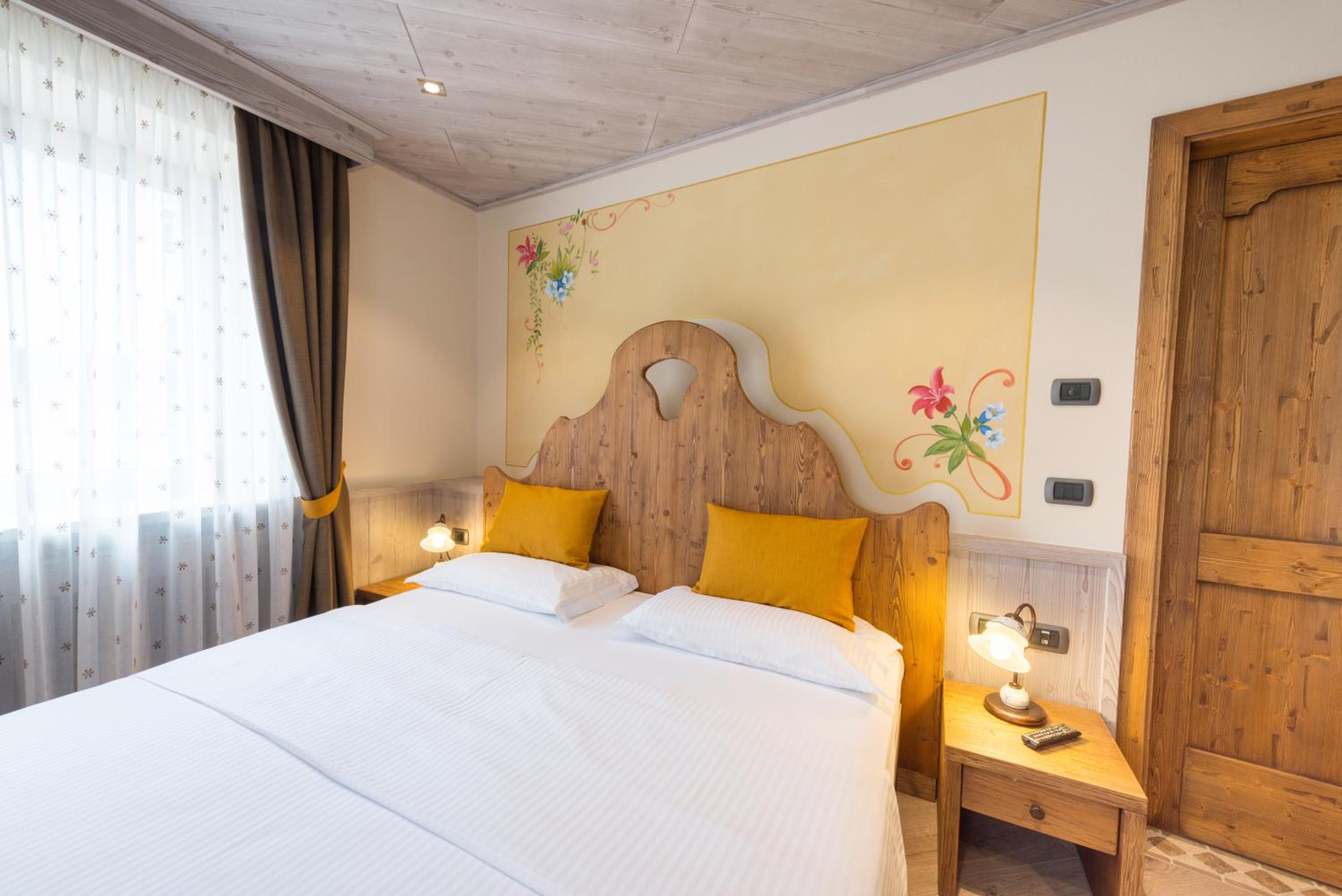 Double or Twin Room with Bathroom - Photo 4
