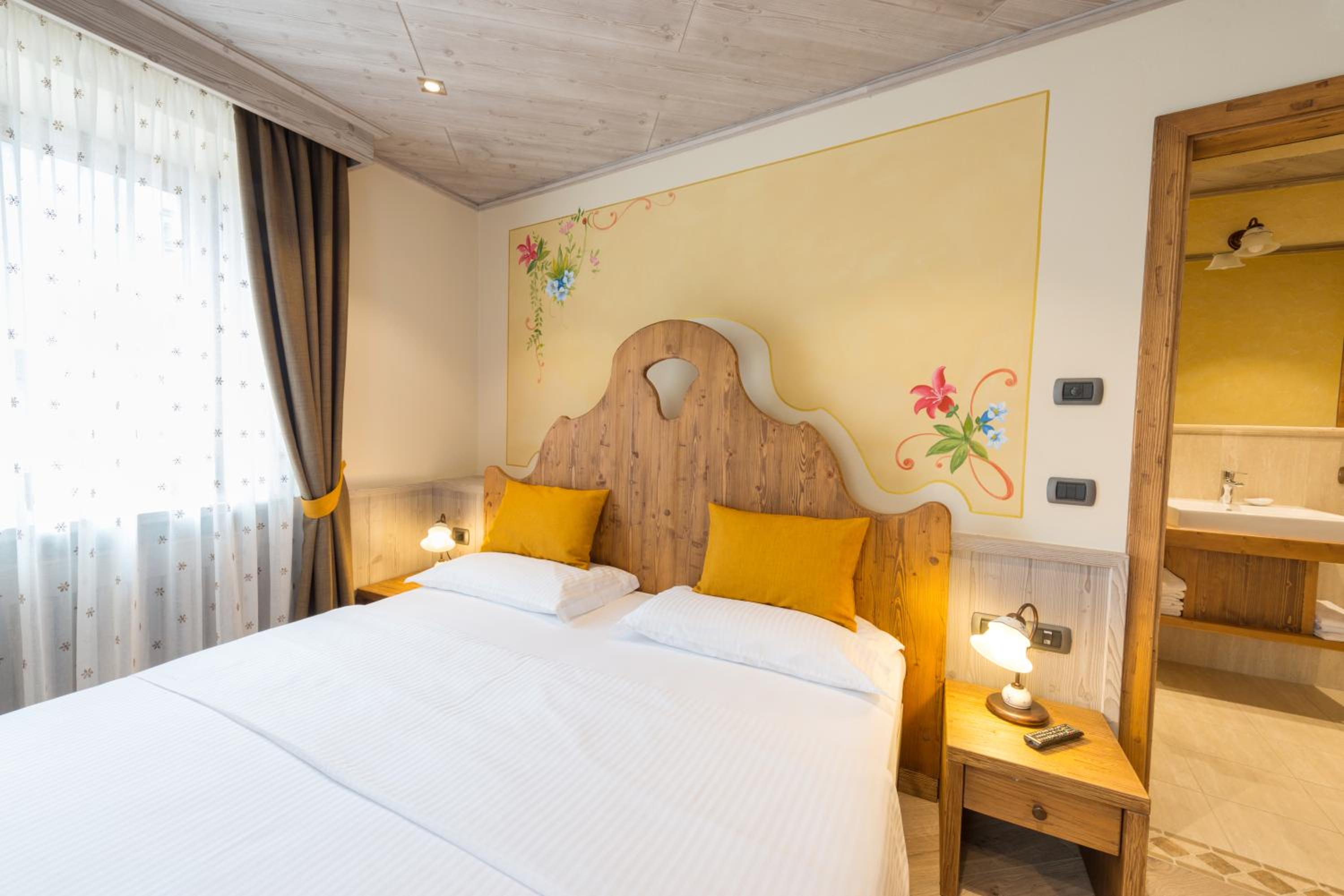 Double or Twin Room with Bathroom - Photo 5