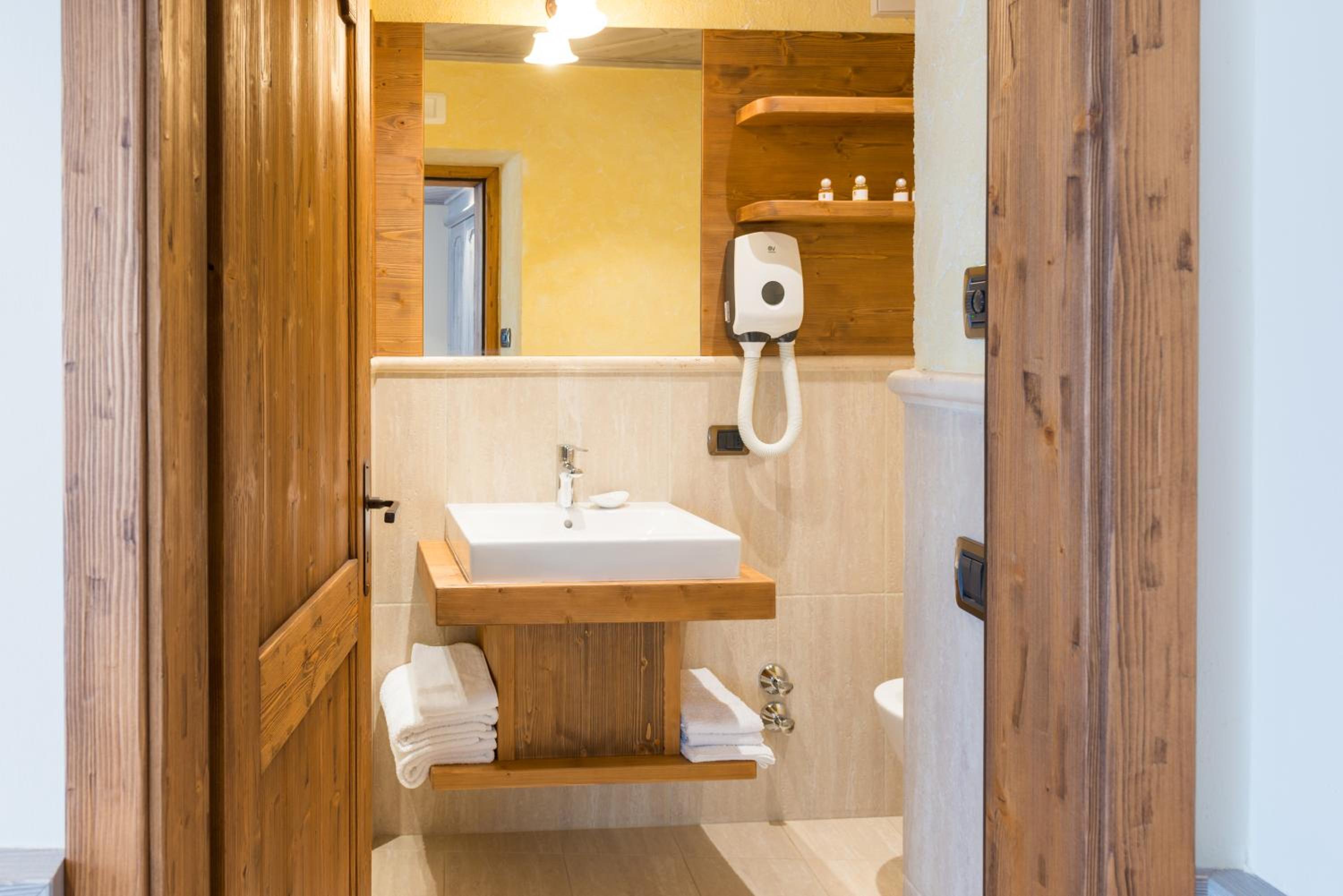 Double or Twin Room with Bathroom - Photo 9