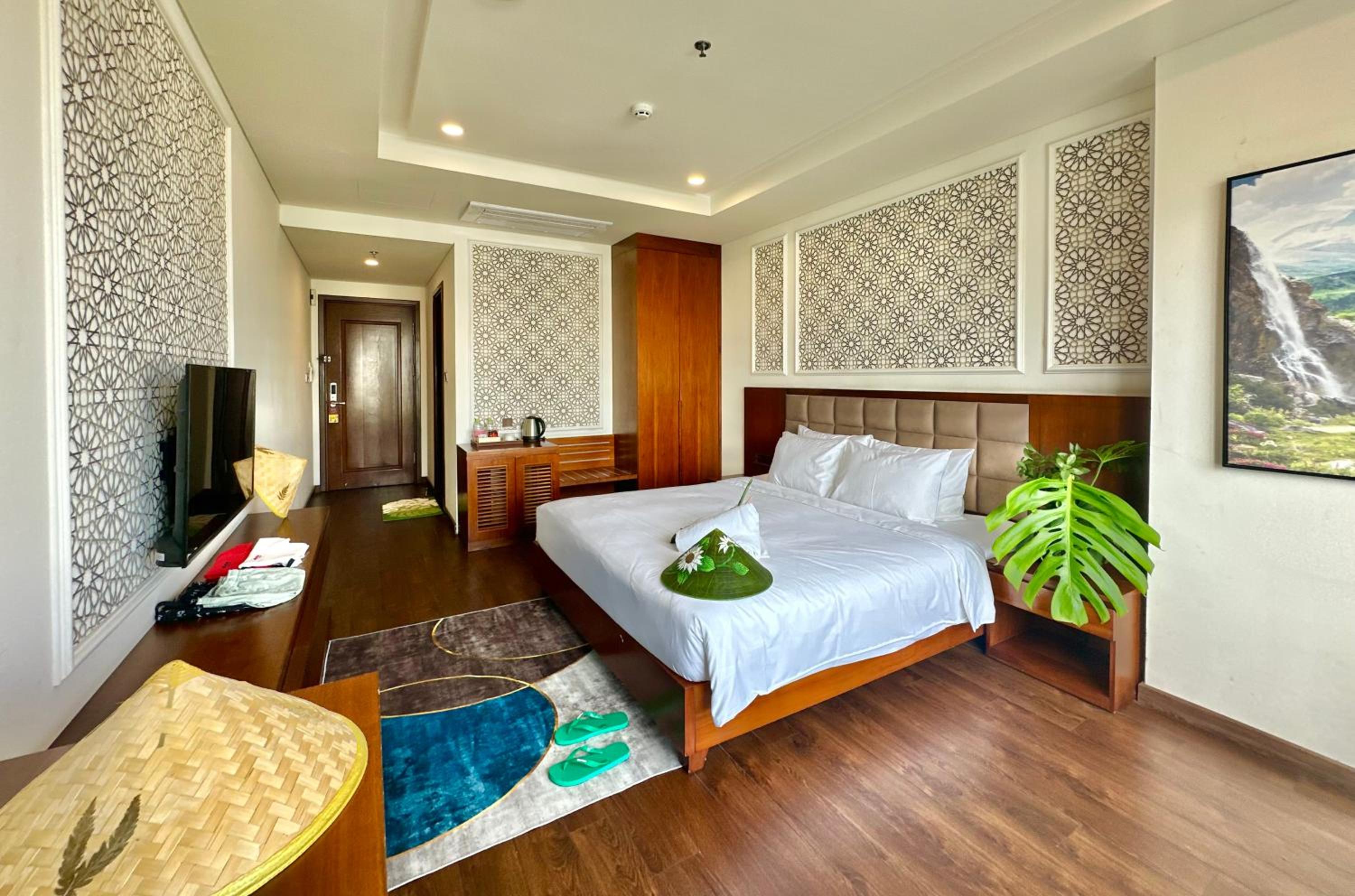 Deluxe Double Room with Balcony - Photo 16