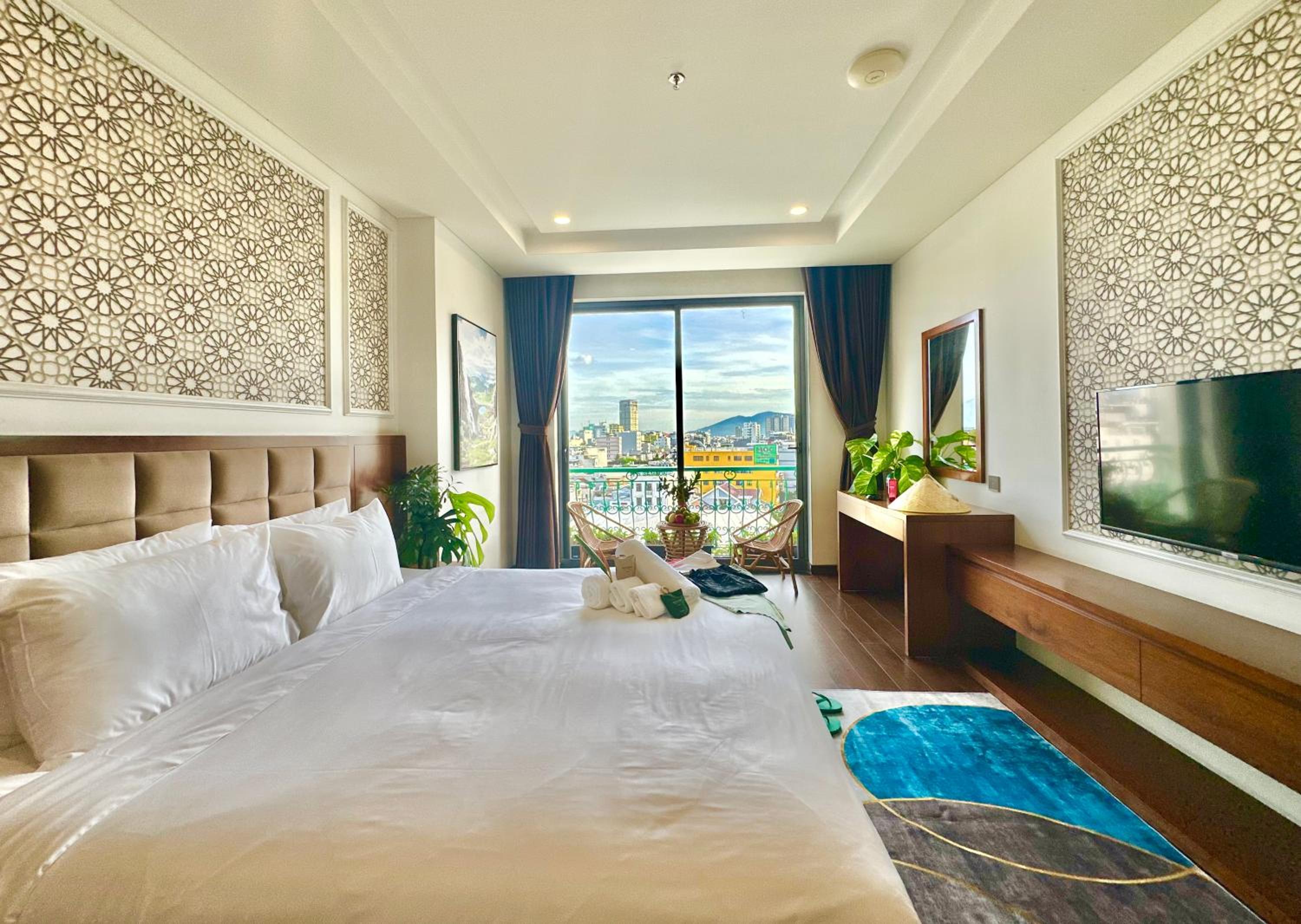 Deluxe Double Room with Balcony - Photo 4