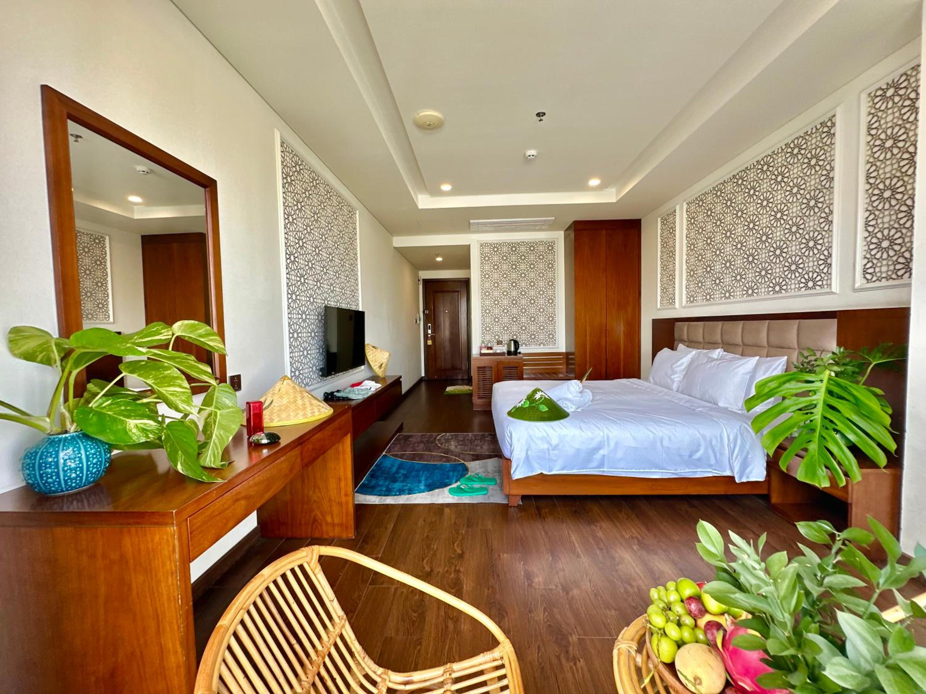 Deluxe Double Room with Balcony - Photo 15
