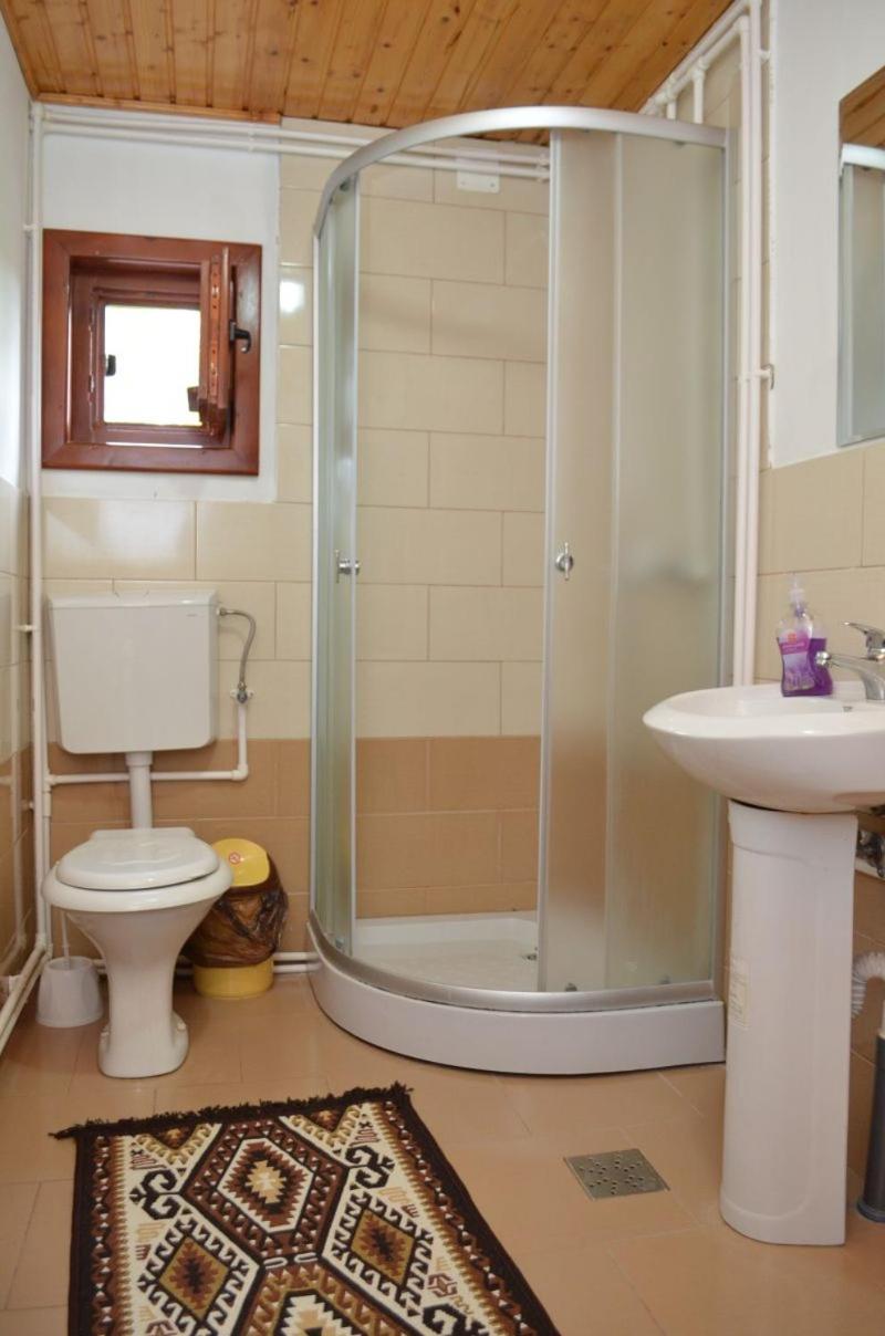 Six-Bedroom House photo 3