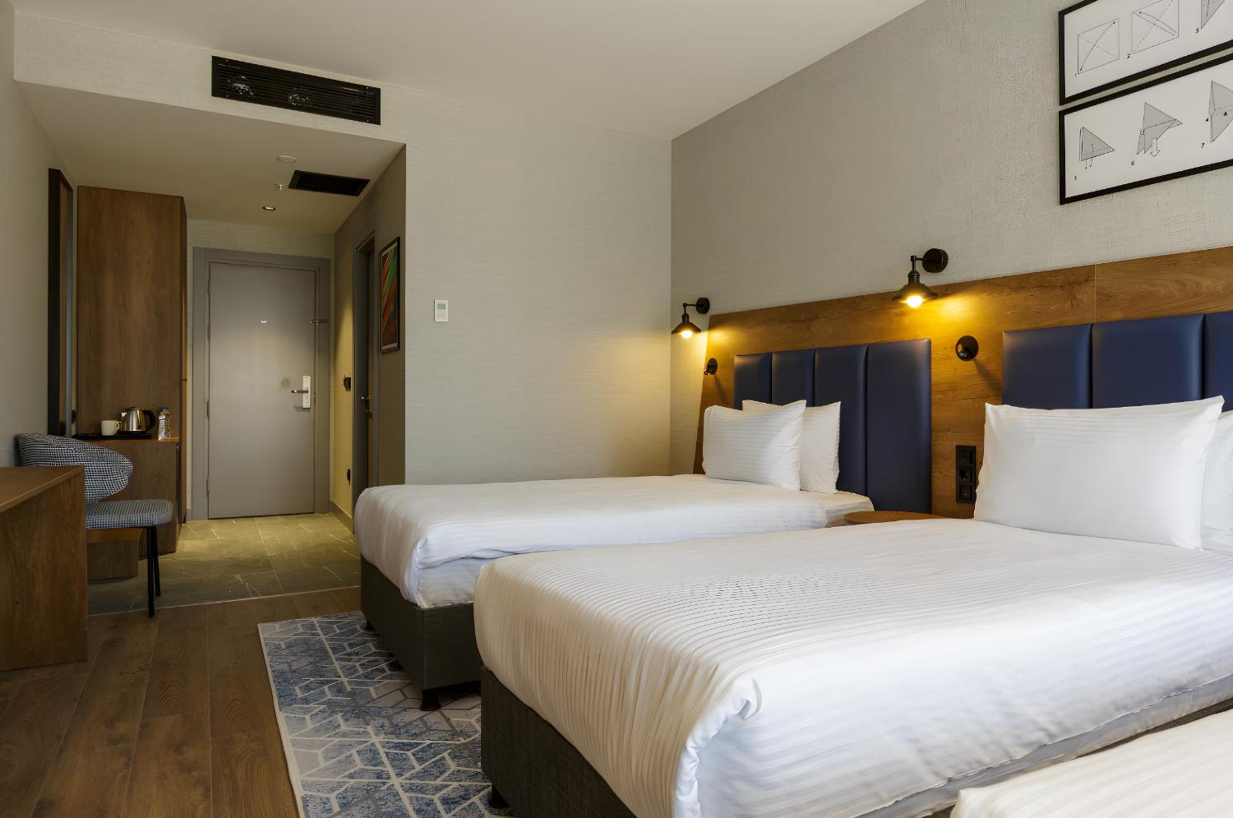 Triple Room with Three Single Beds photo 3