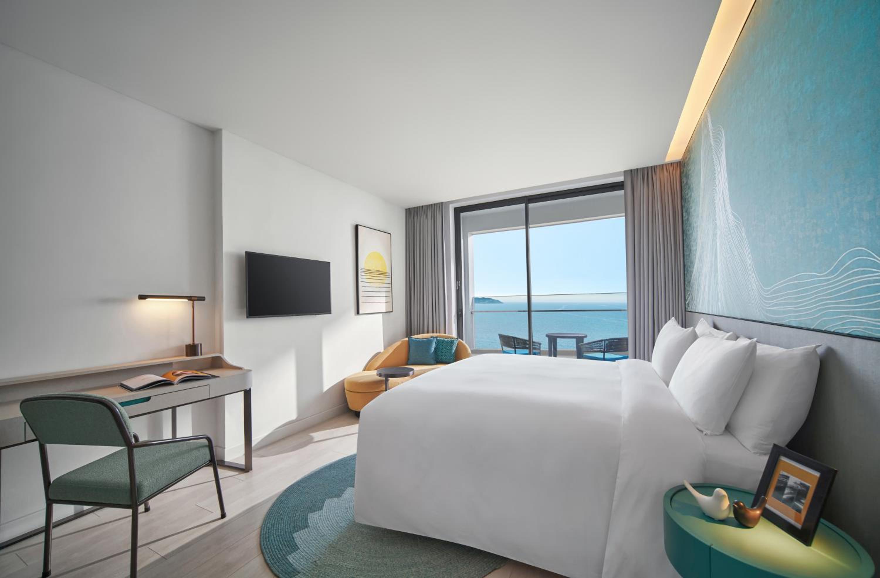 Deluxe King Room with Sea View and Balcony - High Floor - Photo 5