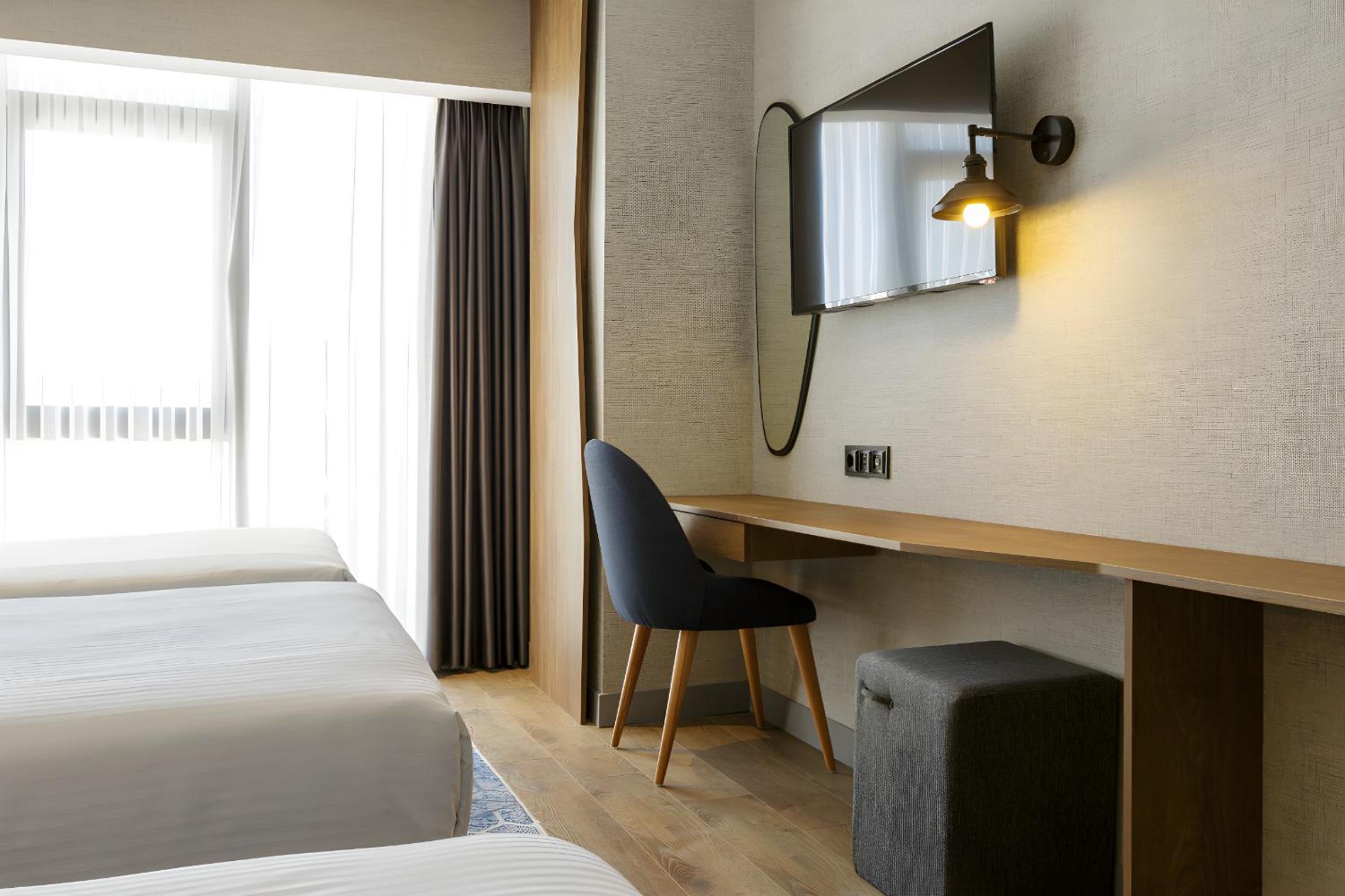 Triple Room with Three Single Beds photo 2