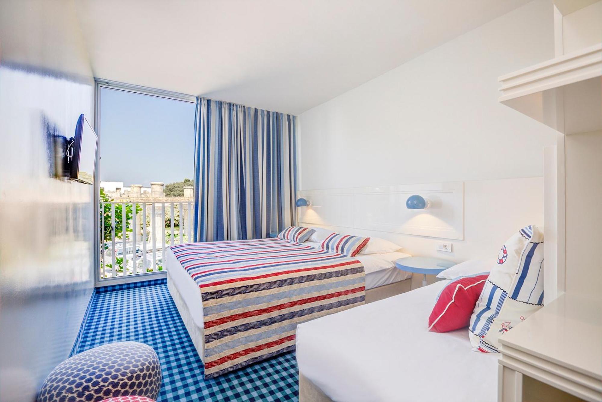 Double or Twin Room with Courtyard View (2 Adults + 1 Child) - Photo 1