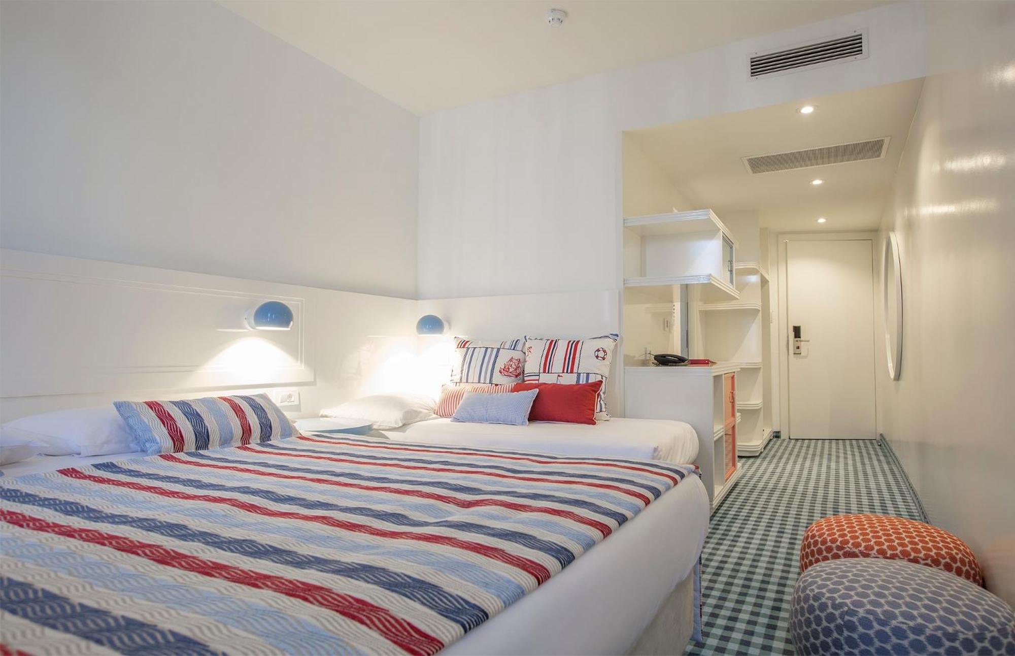 Double or Twin Room with Courtyard View (2 Adults + 1 Child) - Photo 4