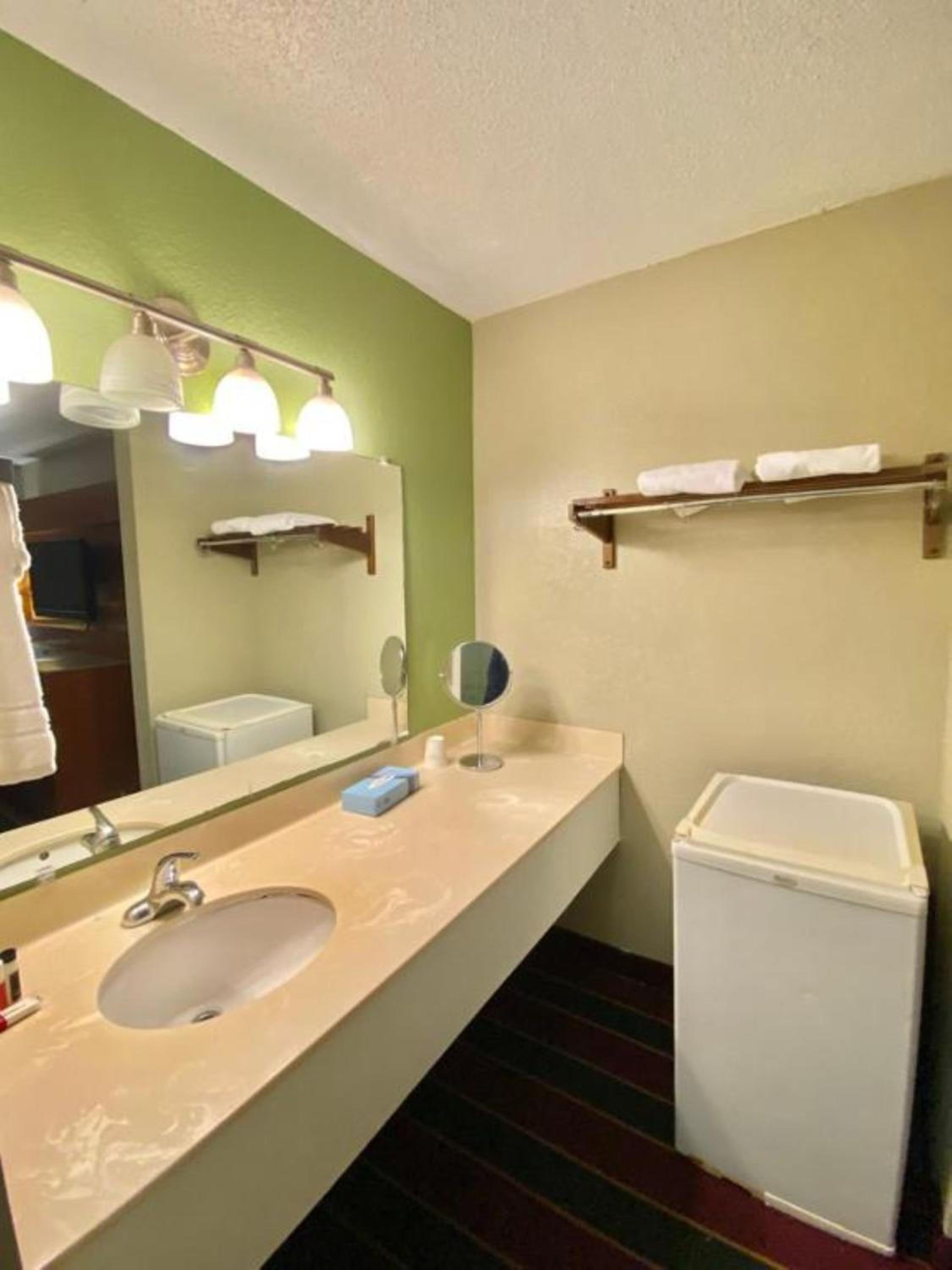 Deluxe King Suite - Non-Smoking photo 3