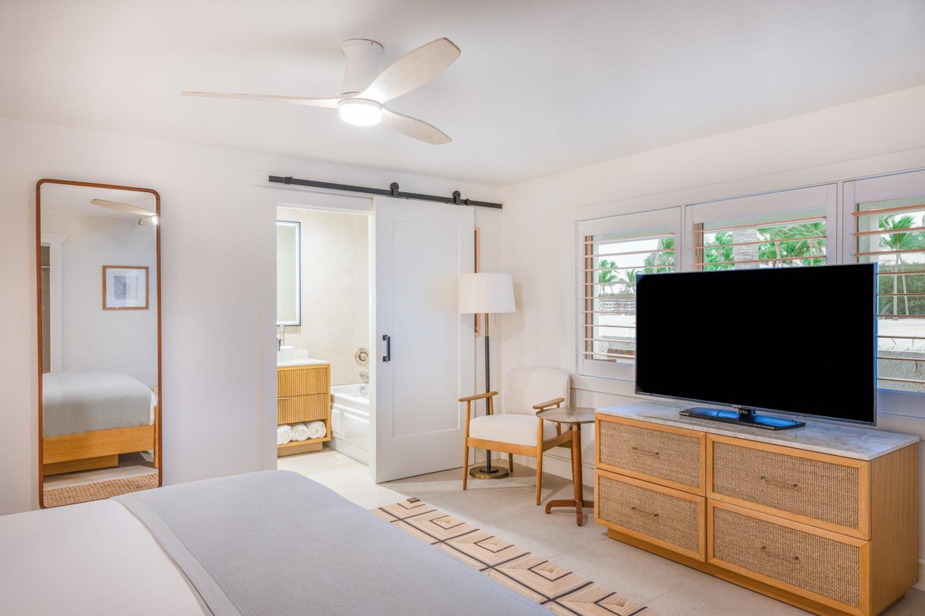 1 King 2 Queen Beds Islander Two Bedroom Suite photo 3