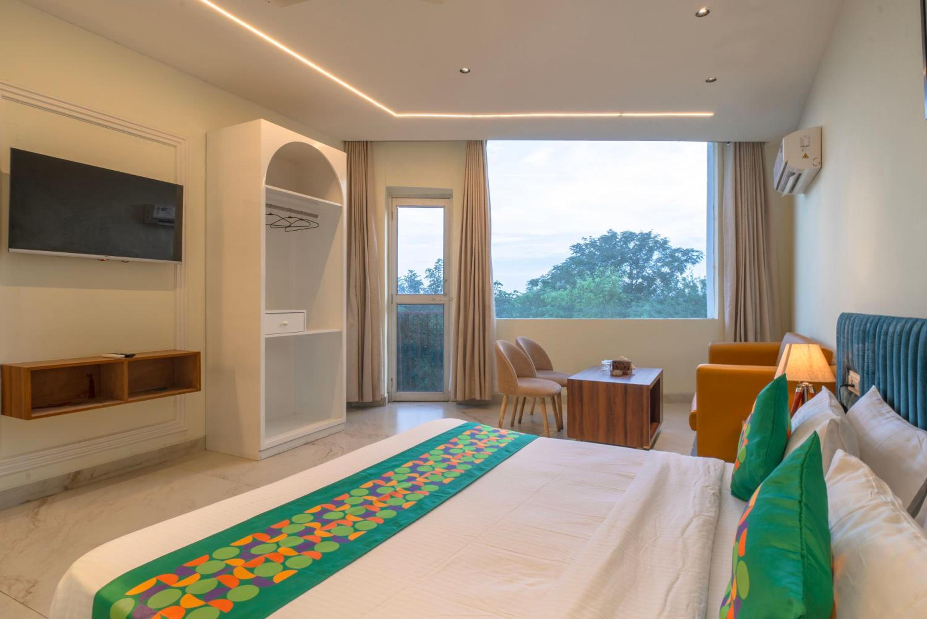 Deluxe Room with Balcony - Photo 2