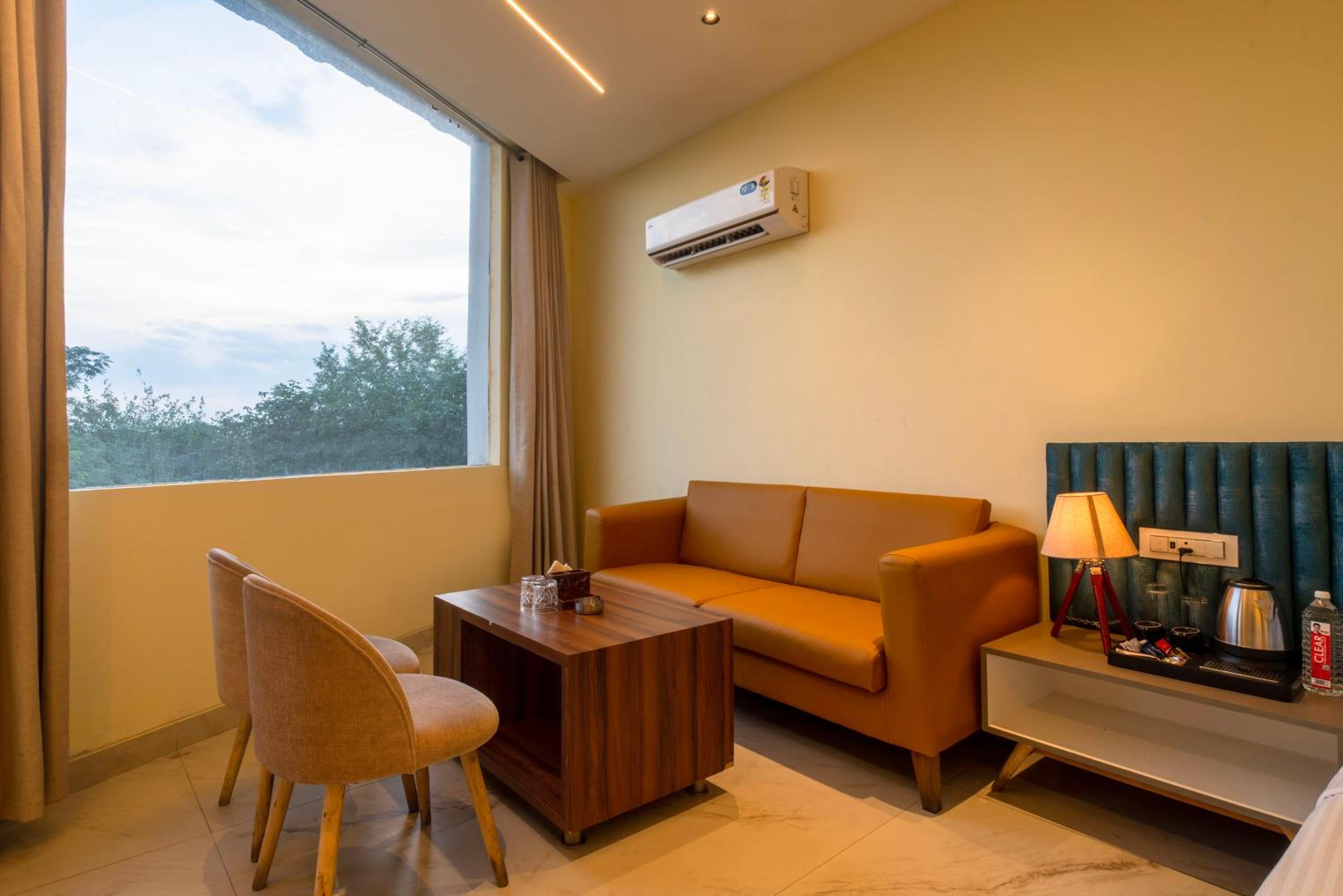 Deluxe Room with Balcony - Photo 3