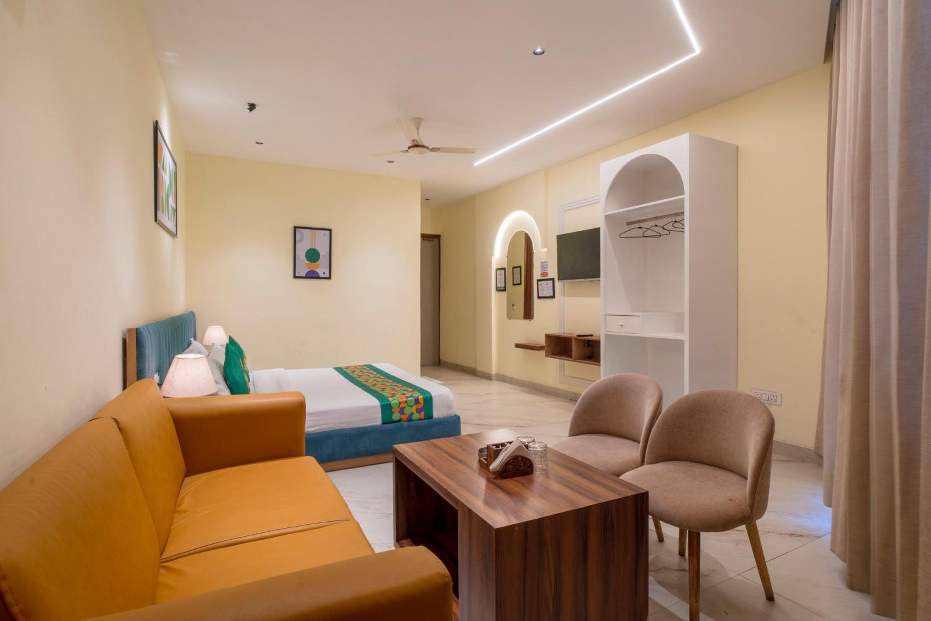 Deluxe Room with Balcony - Photo 5
