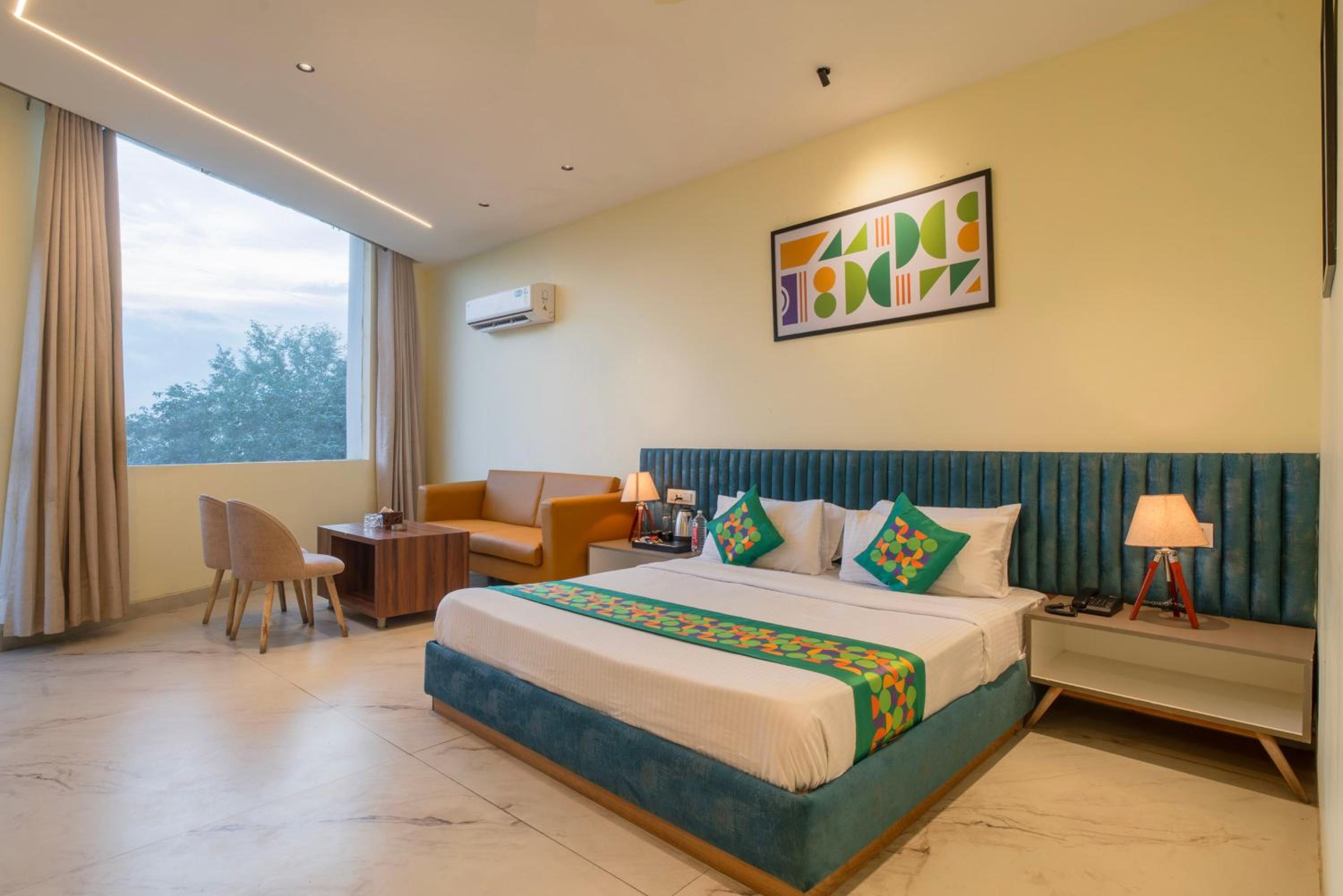 Deluxe Room with Balcony - Photo 4