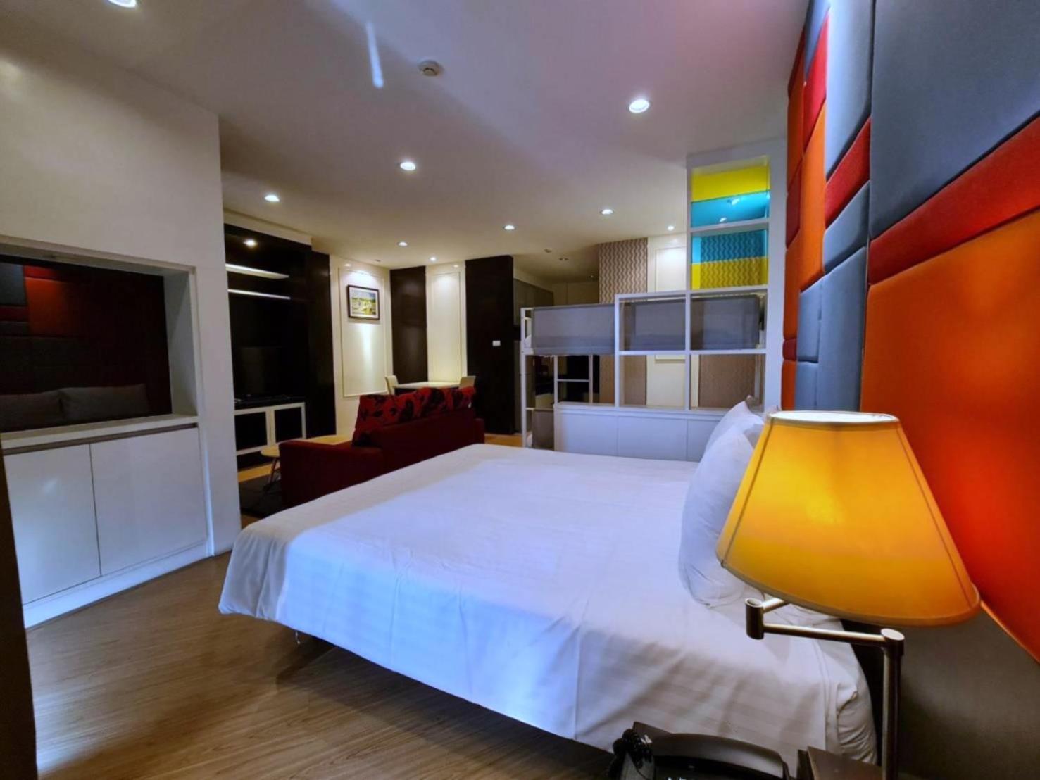 Family Room with City View photo 3