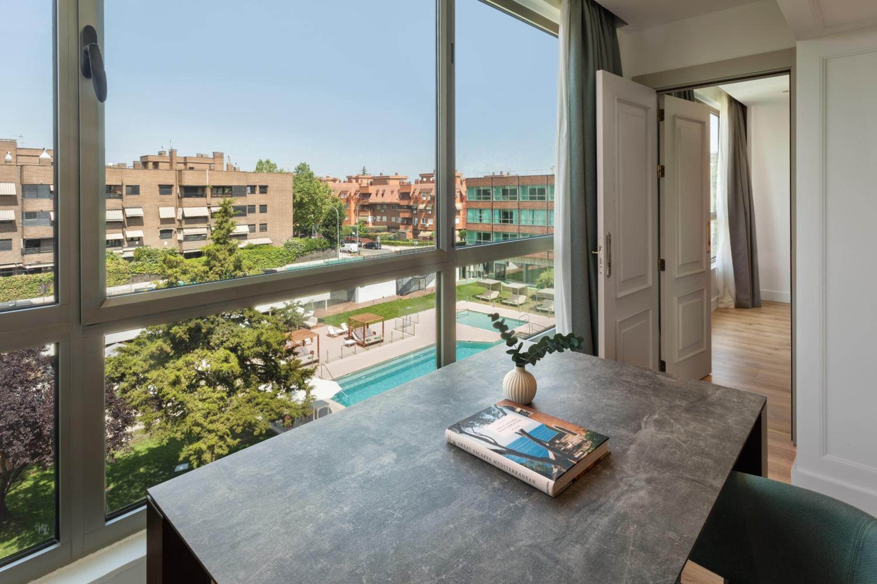 Grand Suite The Level Pool View thumbnail 6