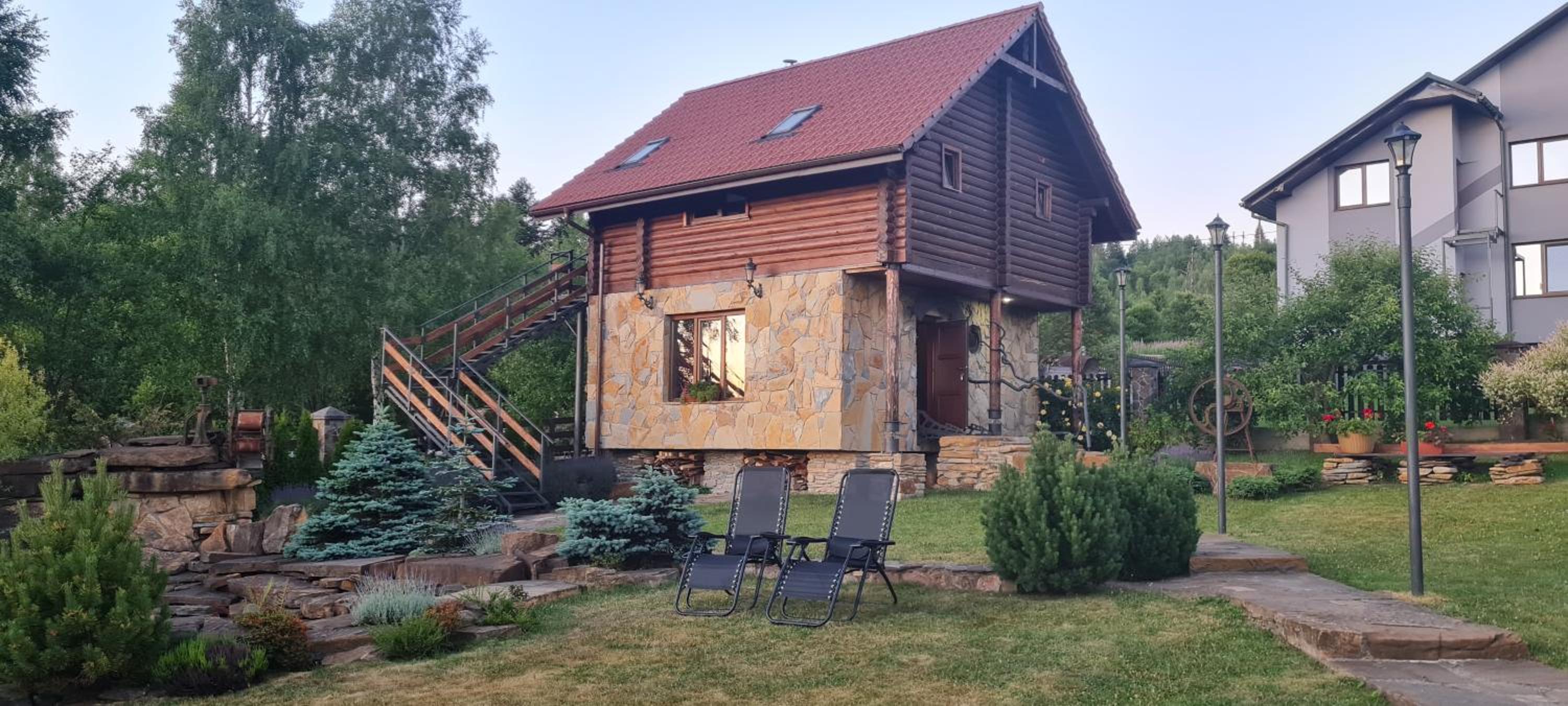 One-Bedroom Apartment with Balcony and Mountain View   photo 1
