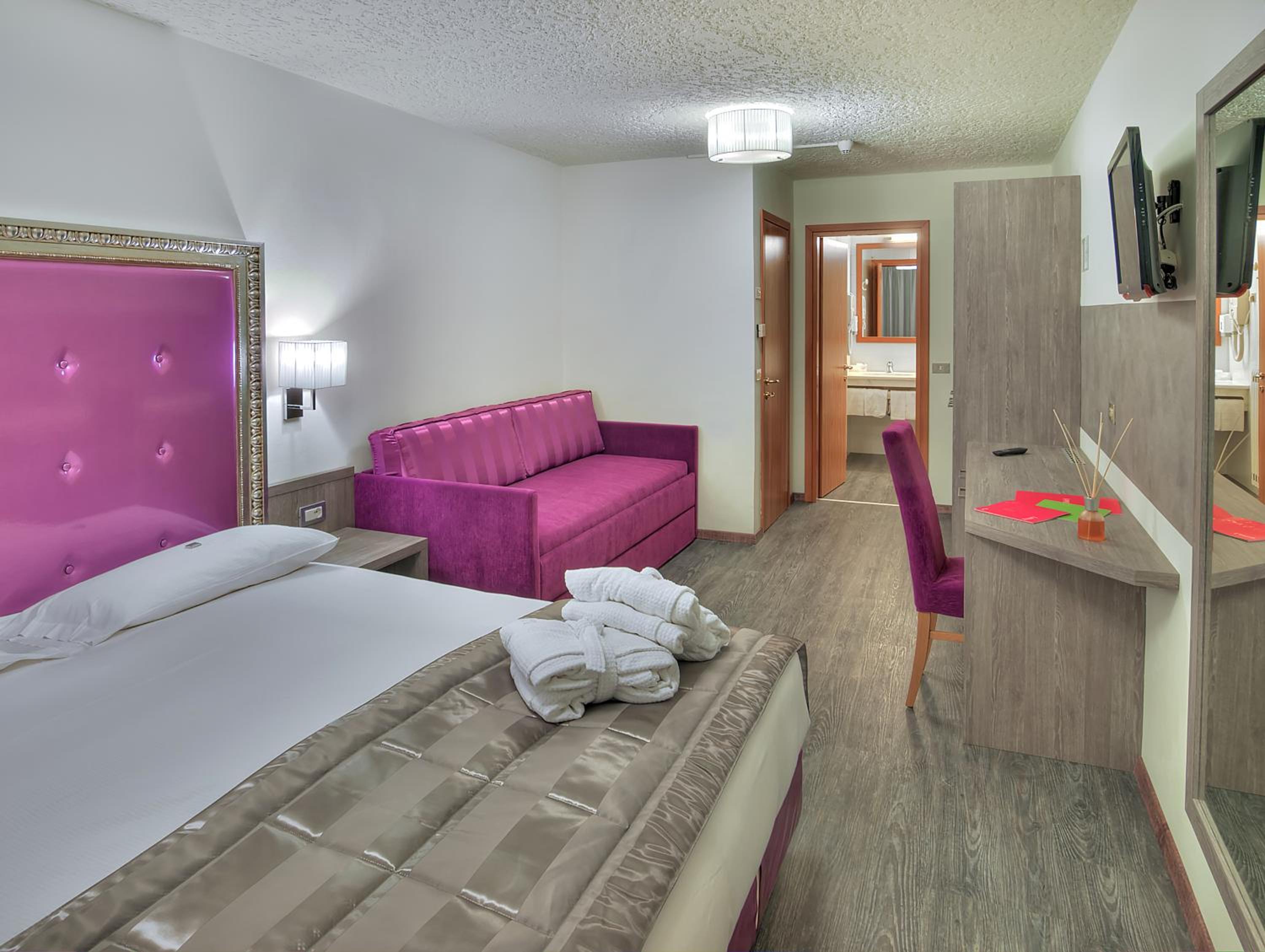 Quadruple Room with Bathroom - Photo 4