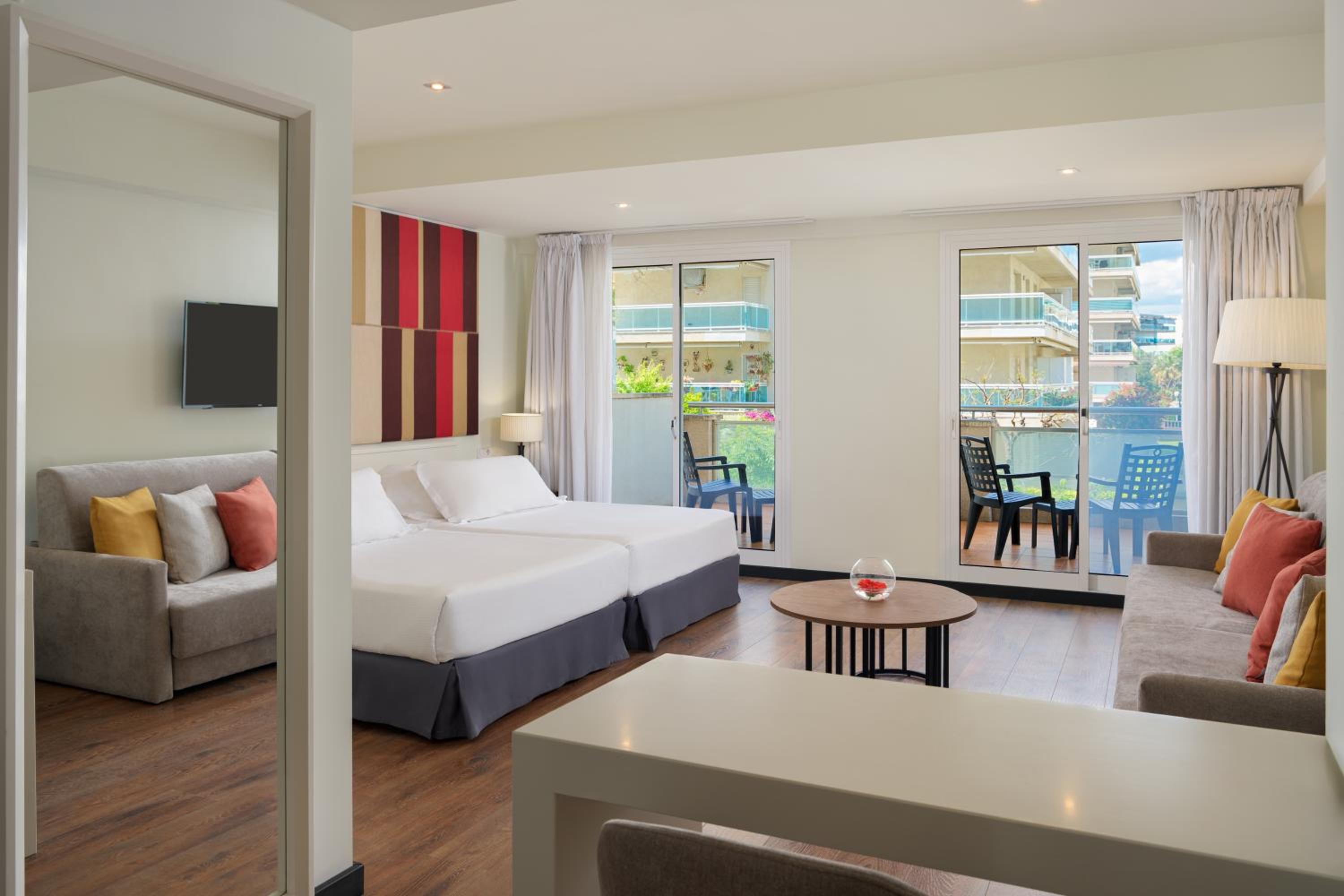 Superior Room with Pool View (3 adults) photo 3