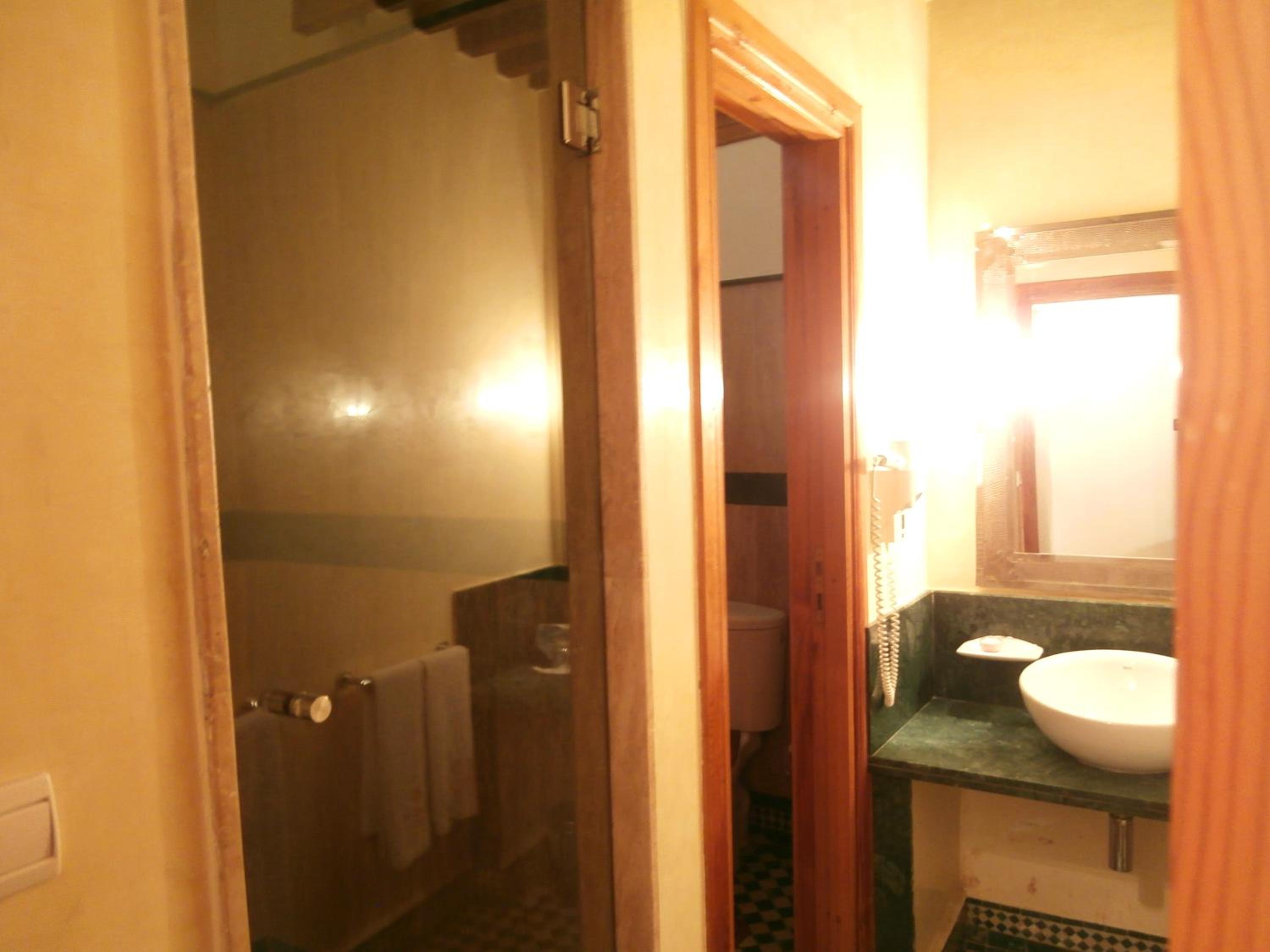 Standard Twin Room - Photo 4