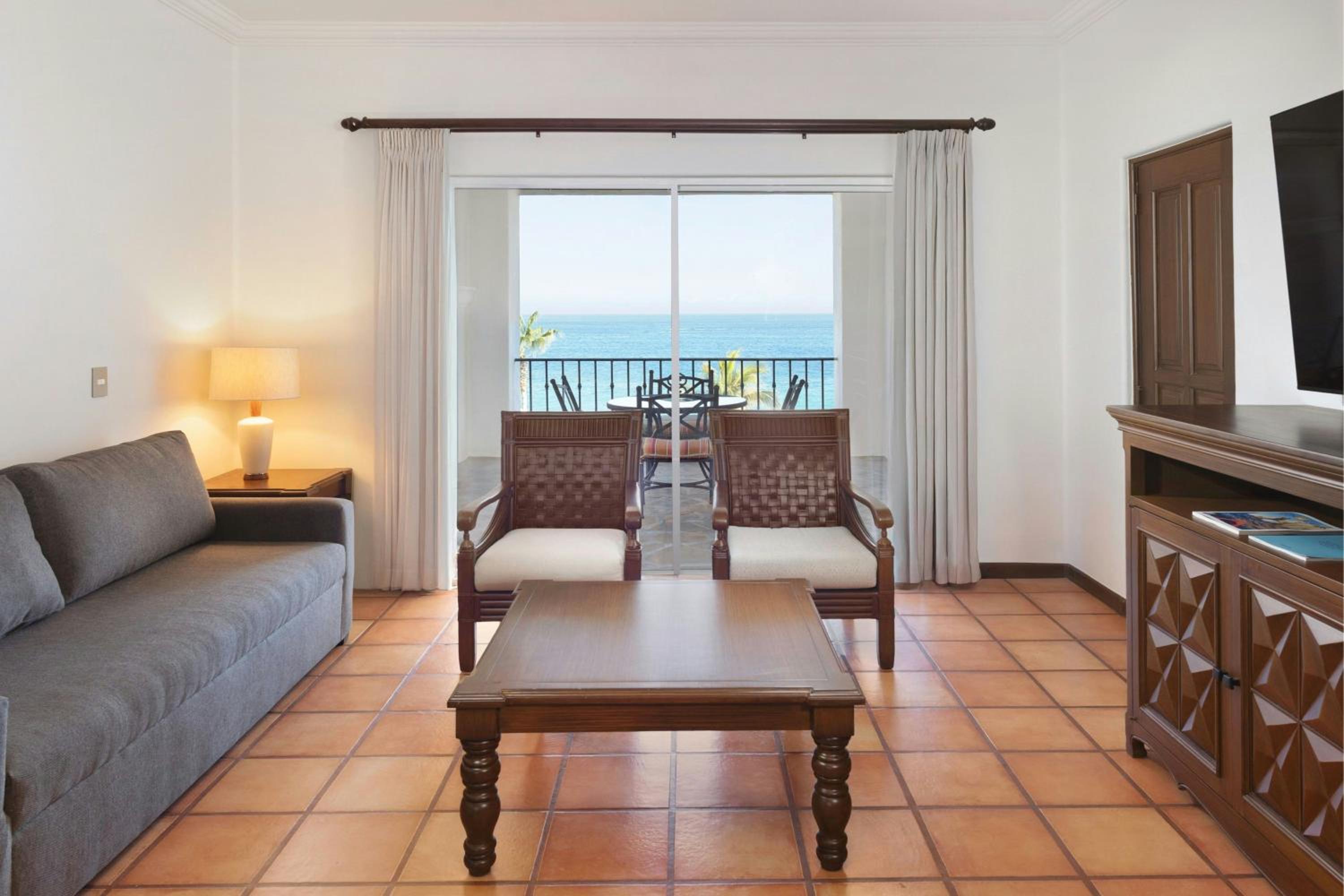 One-Bedroom Arcos King Suite with Sofa Bed - Oceanfront