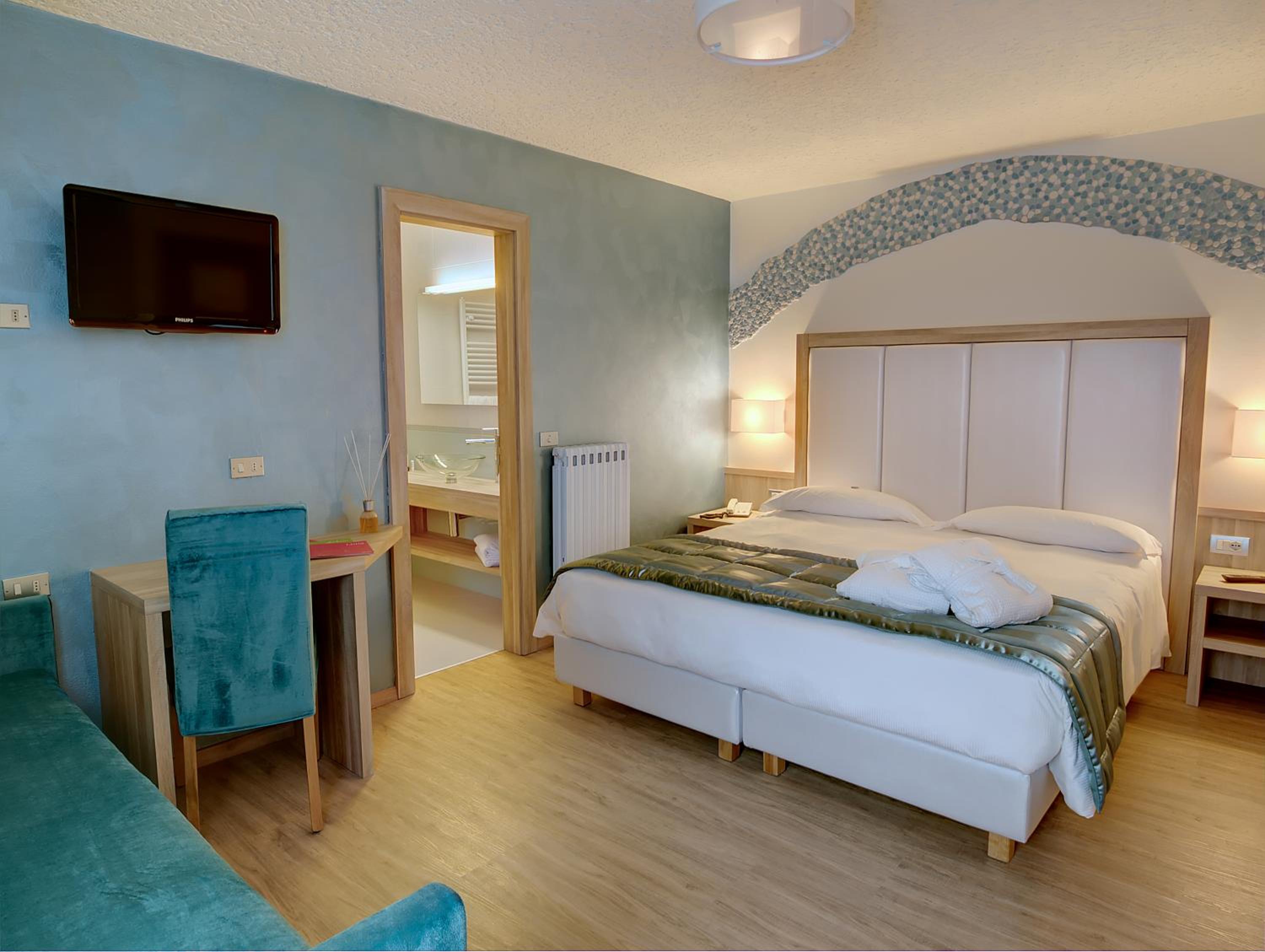Quadruple Room with Bathroom - Photo 3