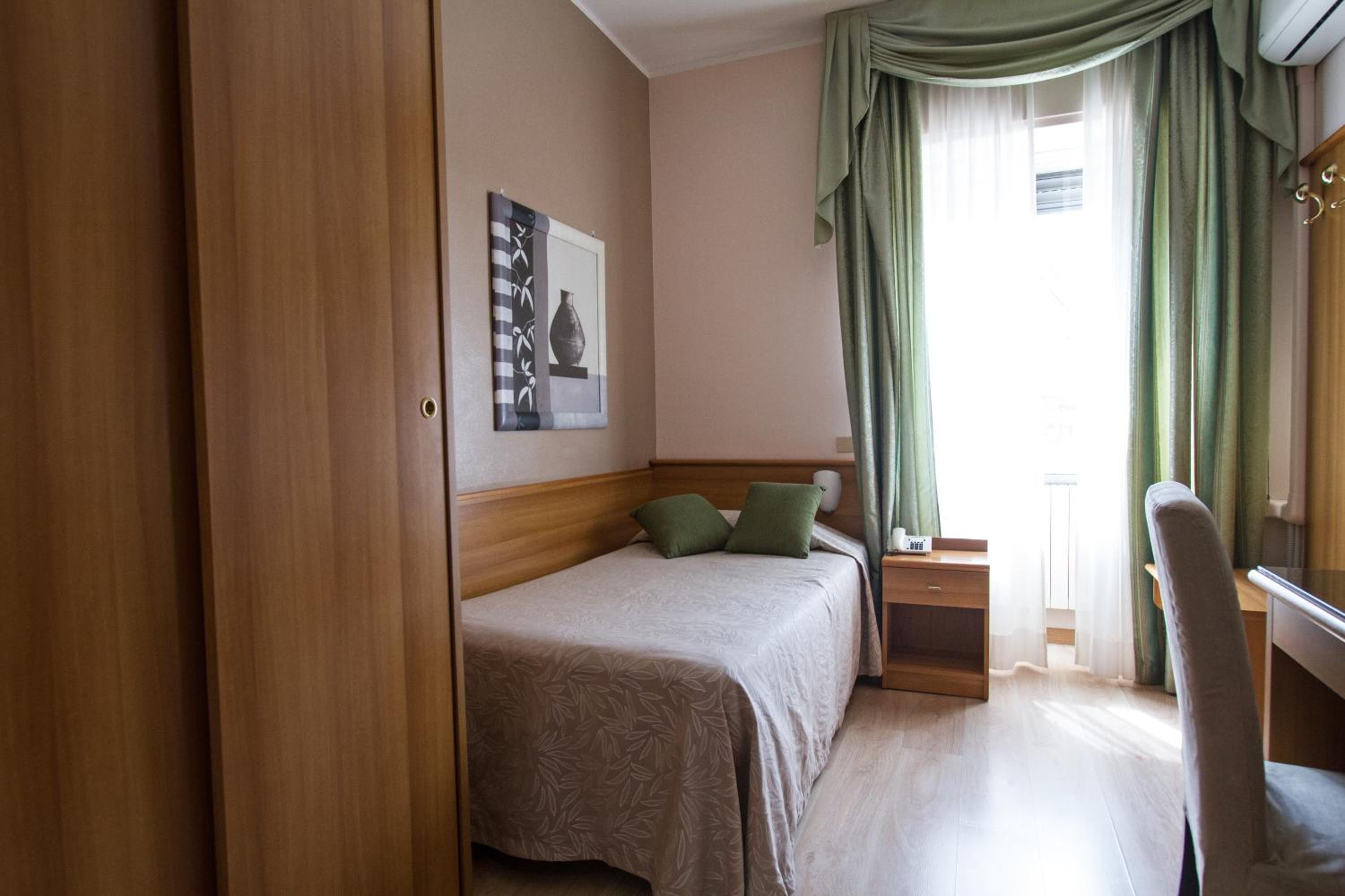 Single Room photo 3