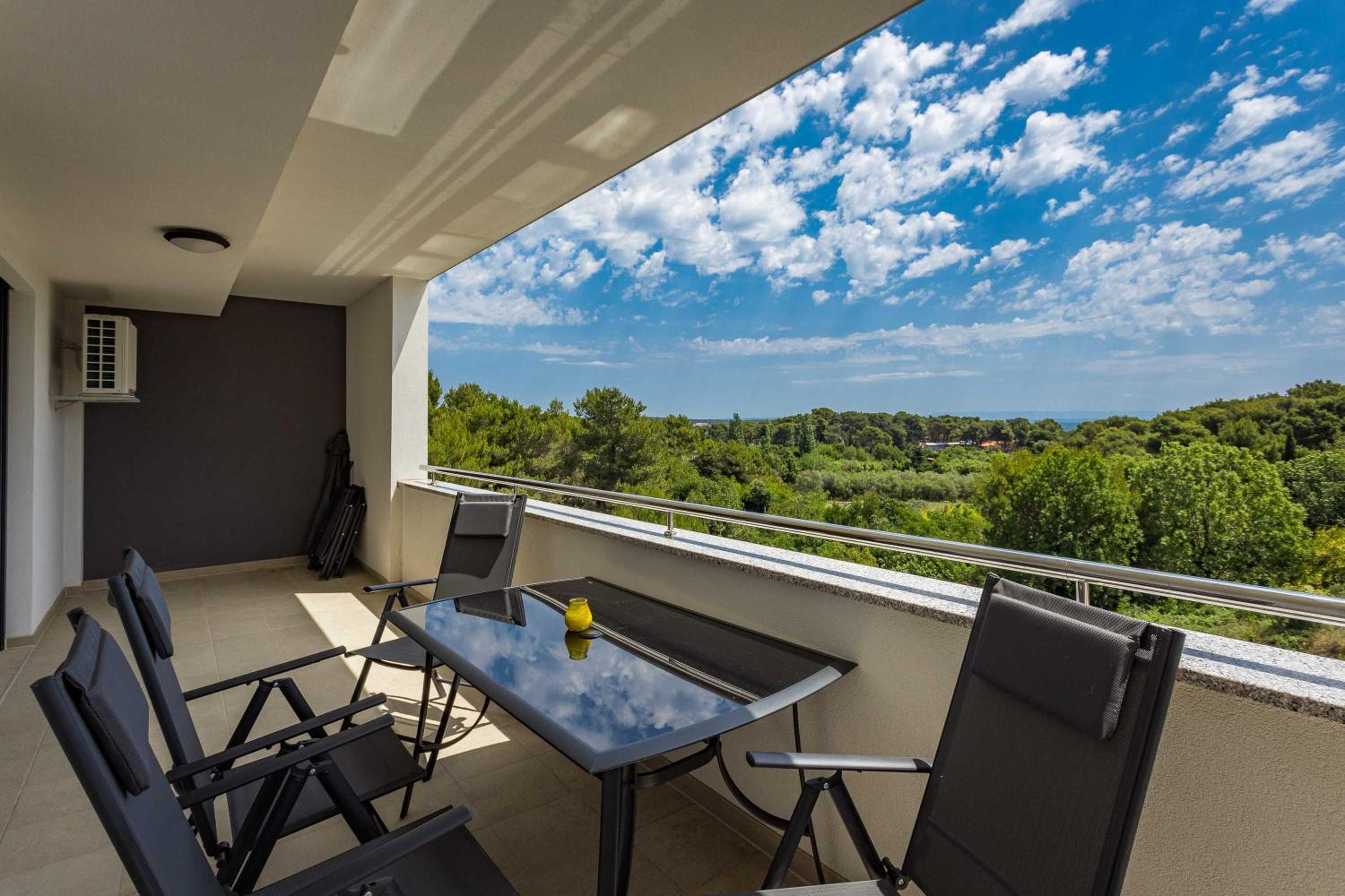 Two-Bedroom Apartment with Garden View photo 2
