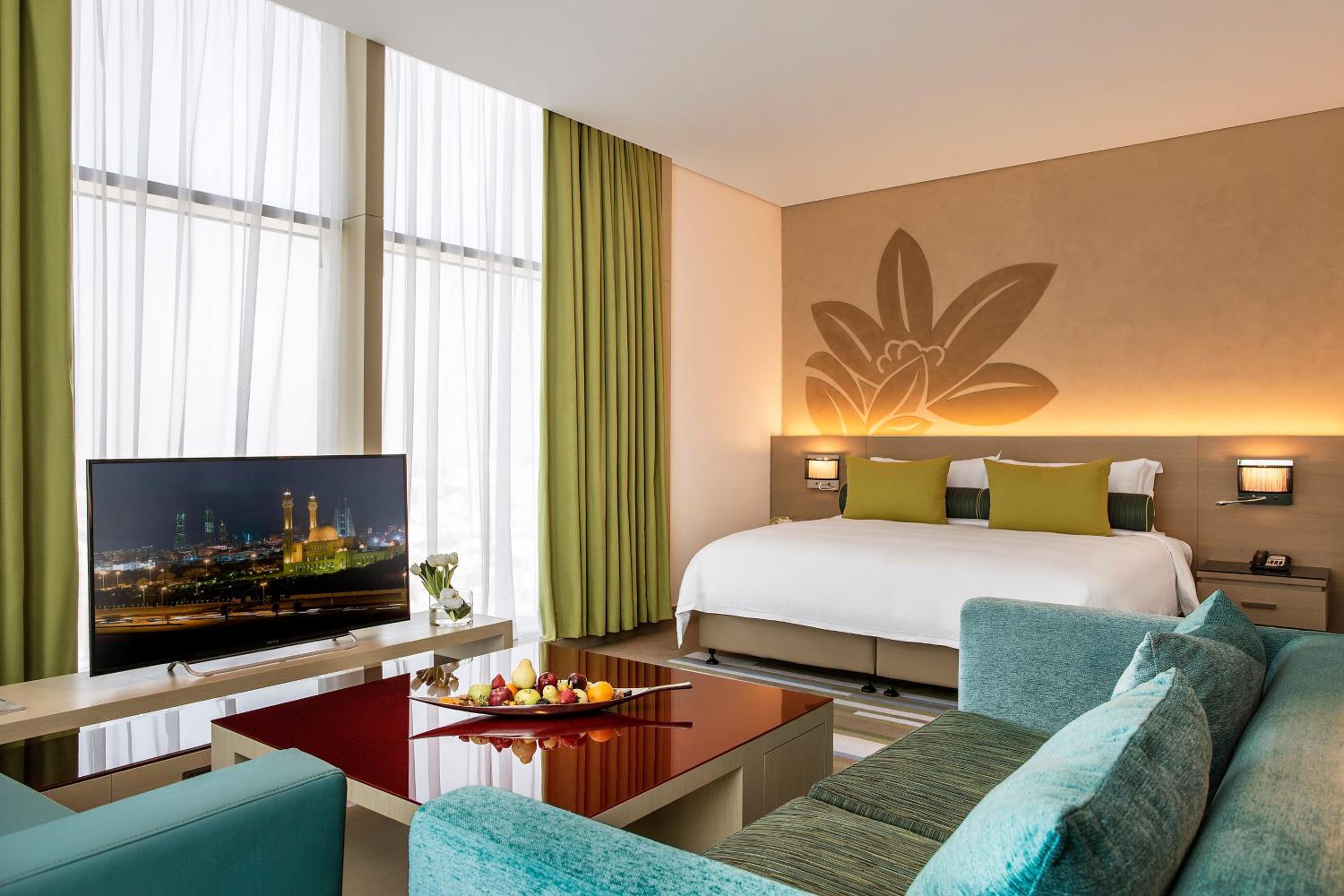 Corner Suite with Lounge Access – King Bed