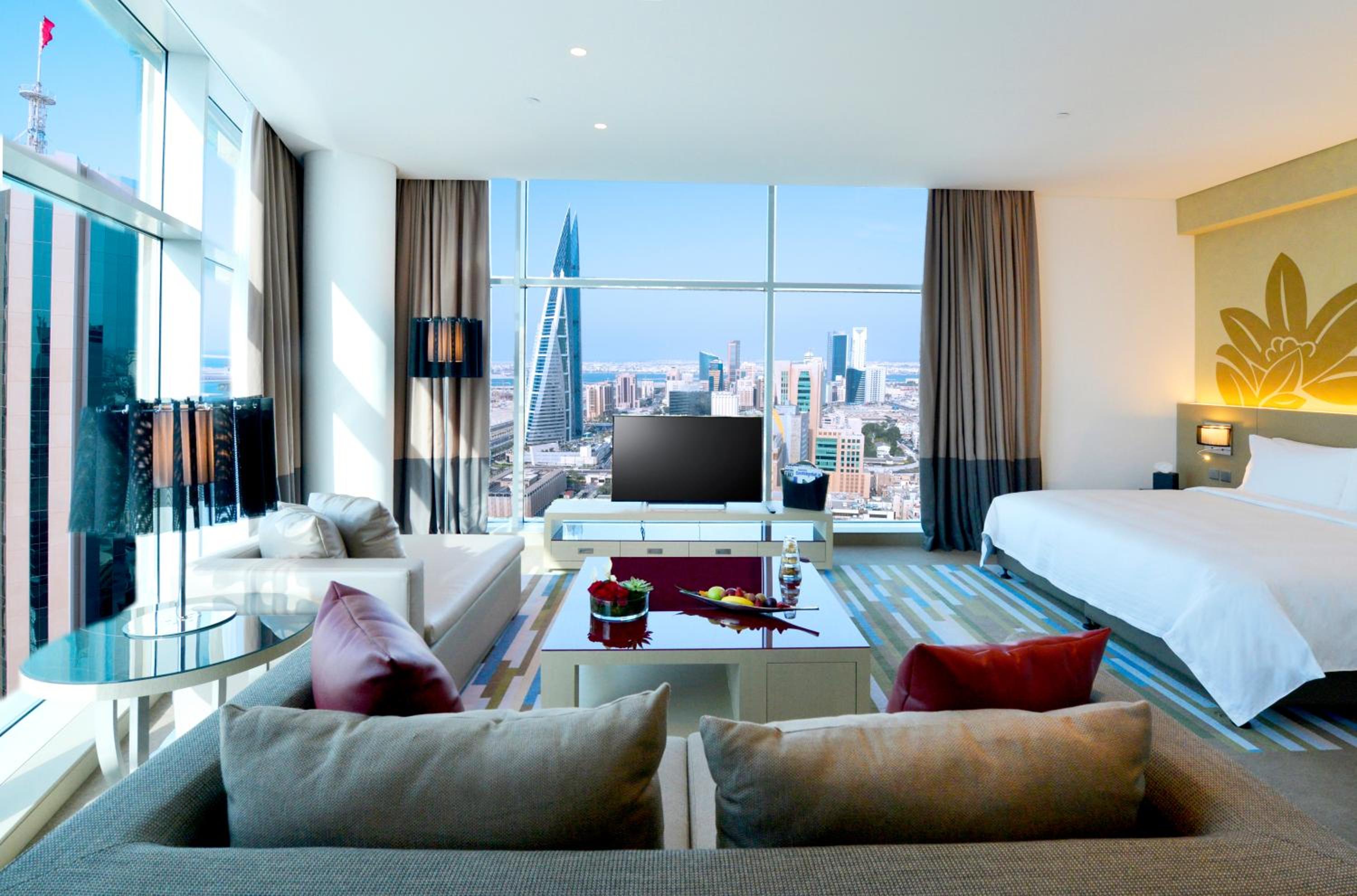 Corner Suite with Lounge Access – King Bed photo 3